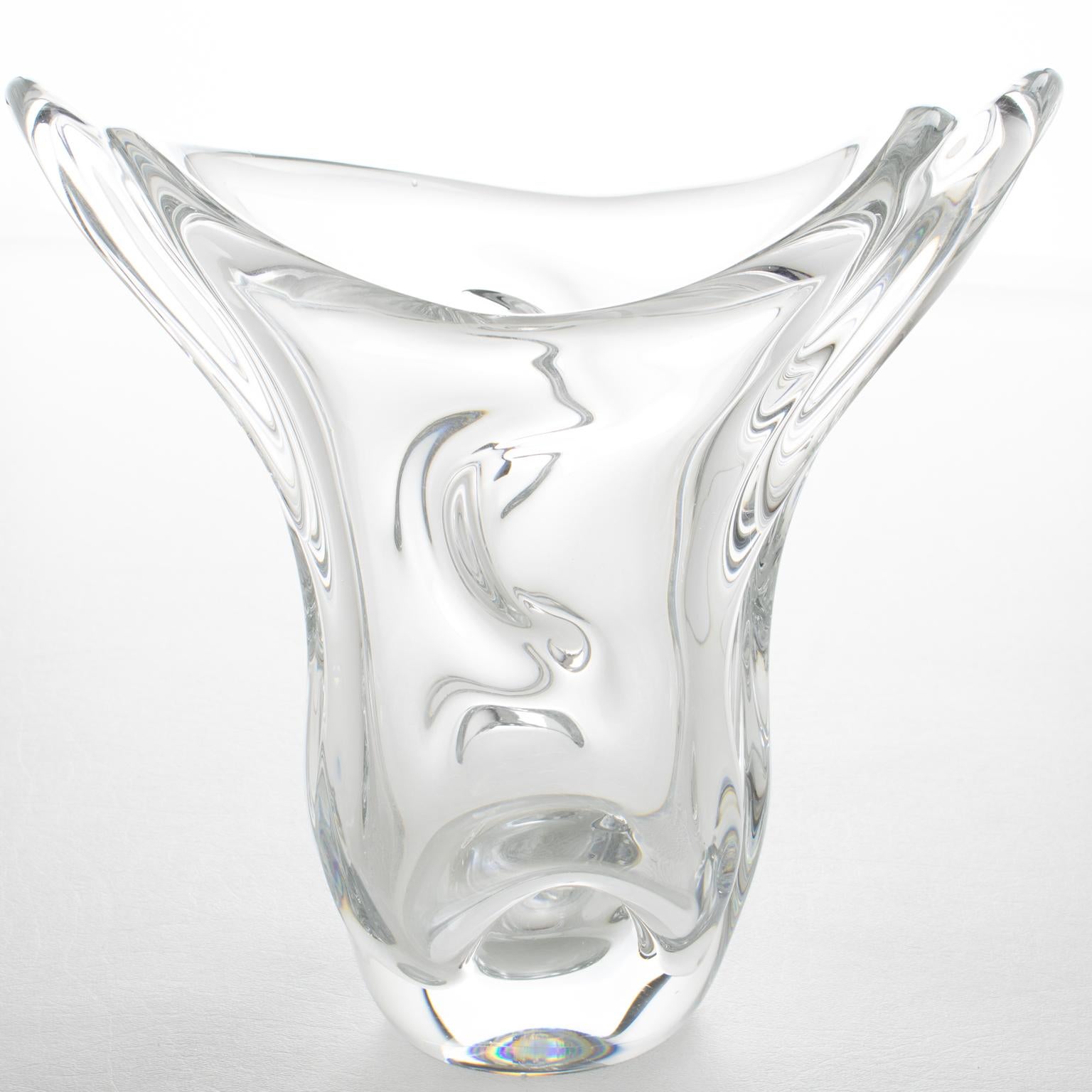 Val Saint Lambert ha disegnato e prodotto questo superbo vaso di cristallo in Belgio negli anni Cinquanta. Il monumentale pezzo d'arte in cristallo ha una forma liscia, snella, minimalista, arrotondata e ondulata con forme fortemente scolpite. Il