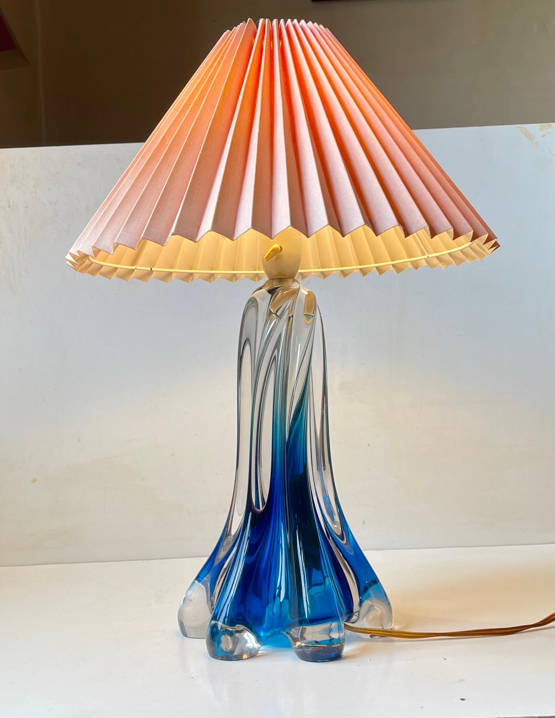 A menudo falsamente atribuida a Flavio Poli/Murano, esta gran y rara lámpara de sobremesa de Val Saint Lambert (Bélgica) está realizada en cristal de plomo transparente y azul. Se fabricó en la década de 1950 y viene con una pantalla acanalada