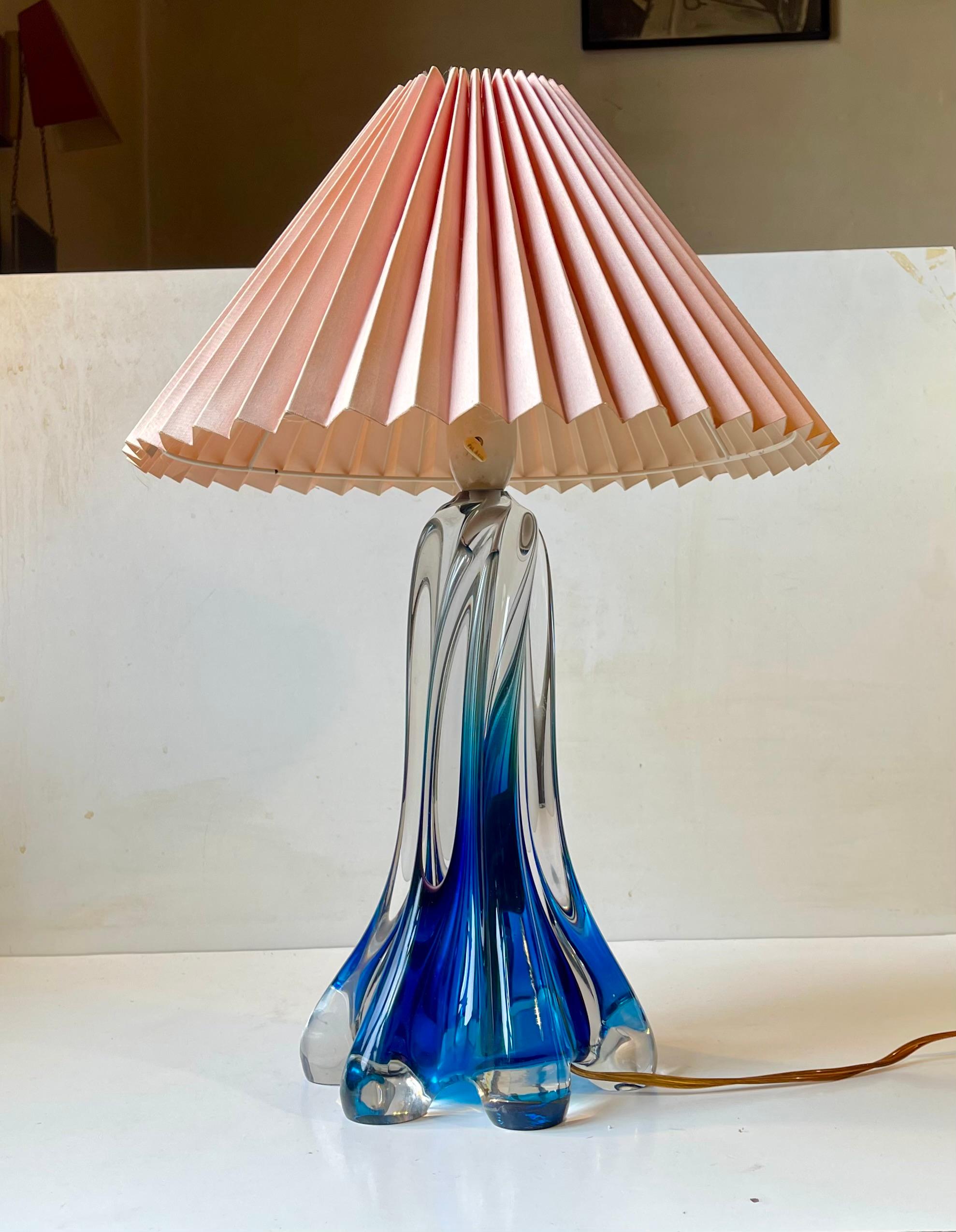 Val St Lambert Lámpara de sobremesa de cristal azul retorcido de mediados de siglo con pantalla rosa Moderno de mediados de siglo en venta