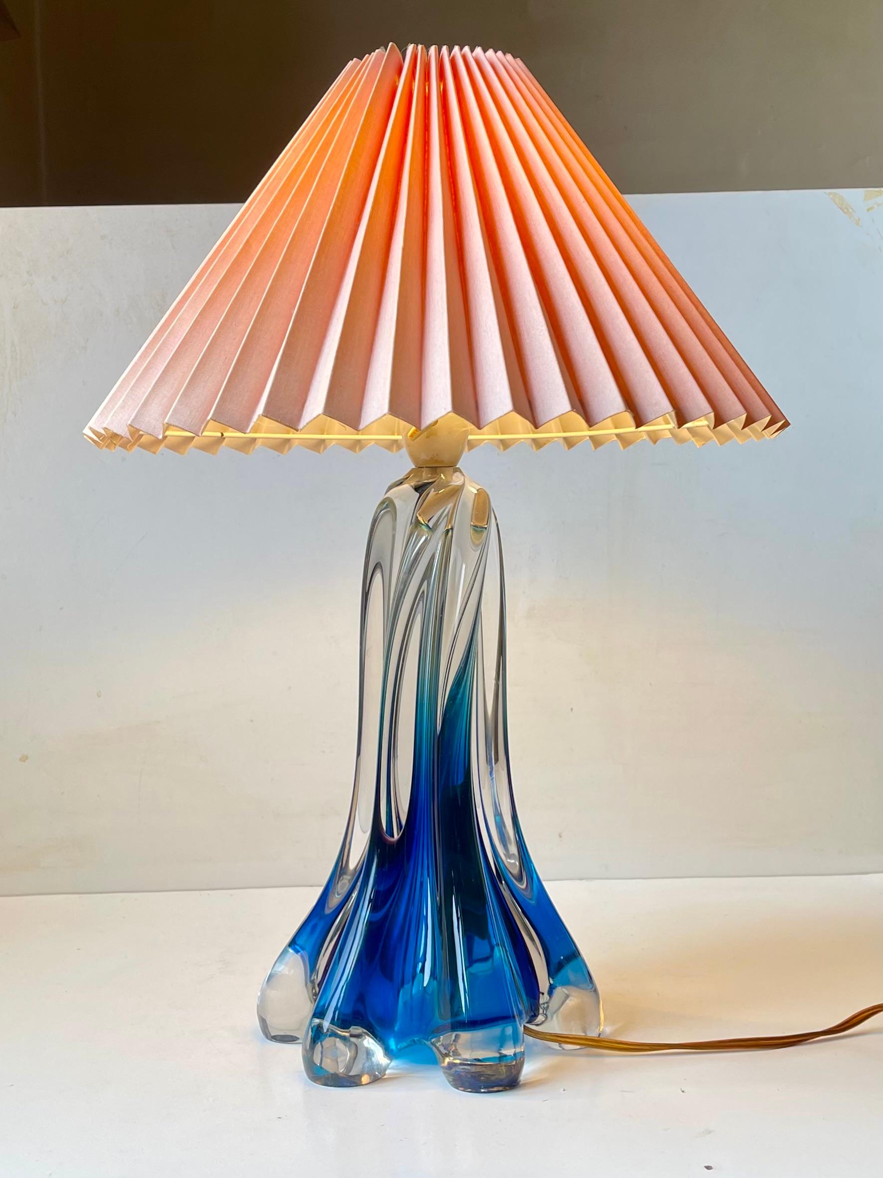 Val St Lambert Lámpara de sobremesa de cristal azul retorcido de mediados de siglo con pantalla rosa Belga en venta