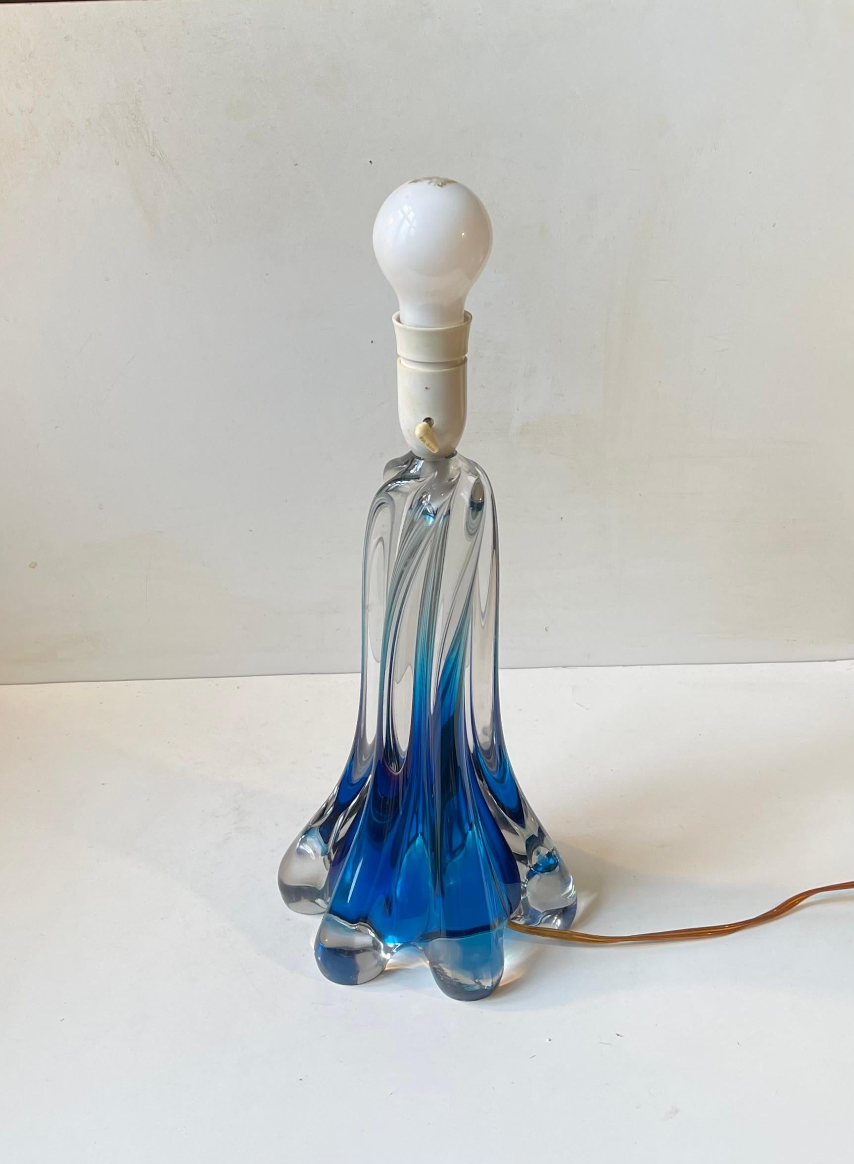 Val St Lambert Lámpara de sobremesa de cristal azul retorcido de mediados de siglo con pantalla rosa en Bueno estado para la venta en Esbjerg, DK