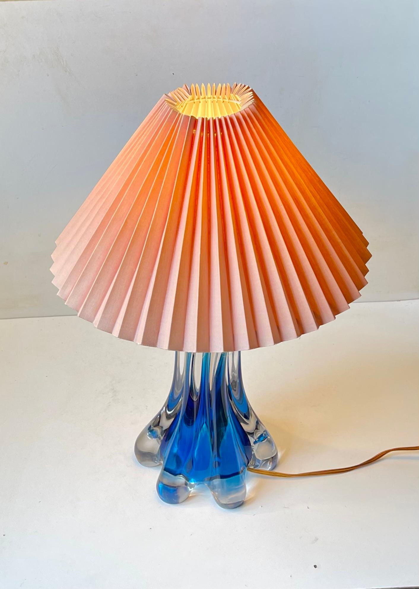 Val St Lambert Lámpara de sobremesa de cristal azul retorcido de mediados de siglo con pantalla rosa mediados del siglo XX en venta