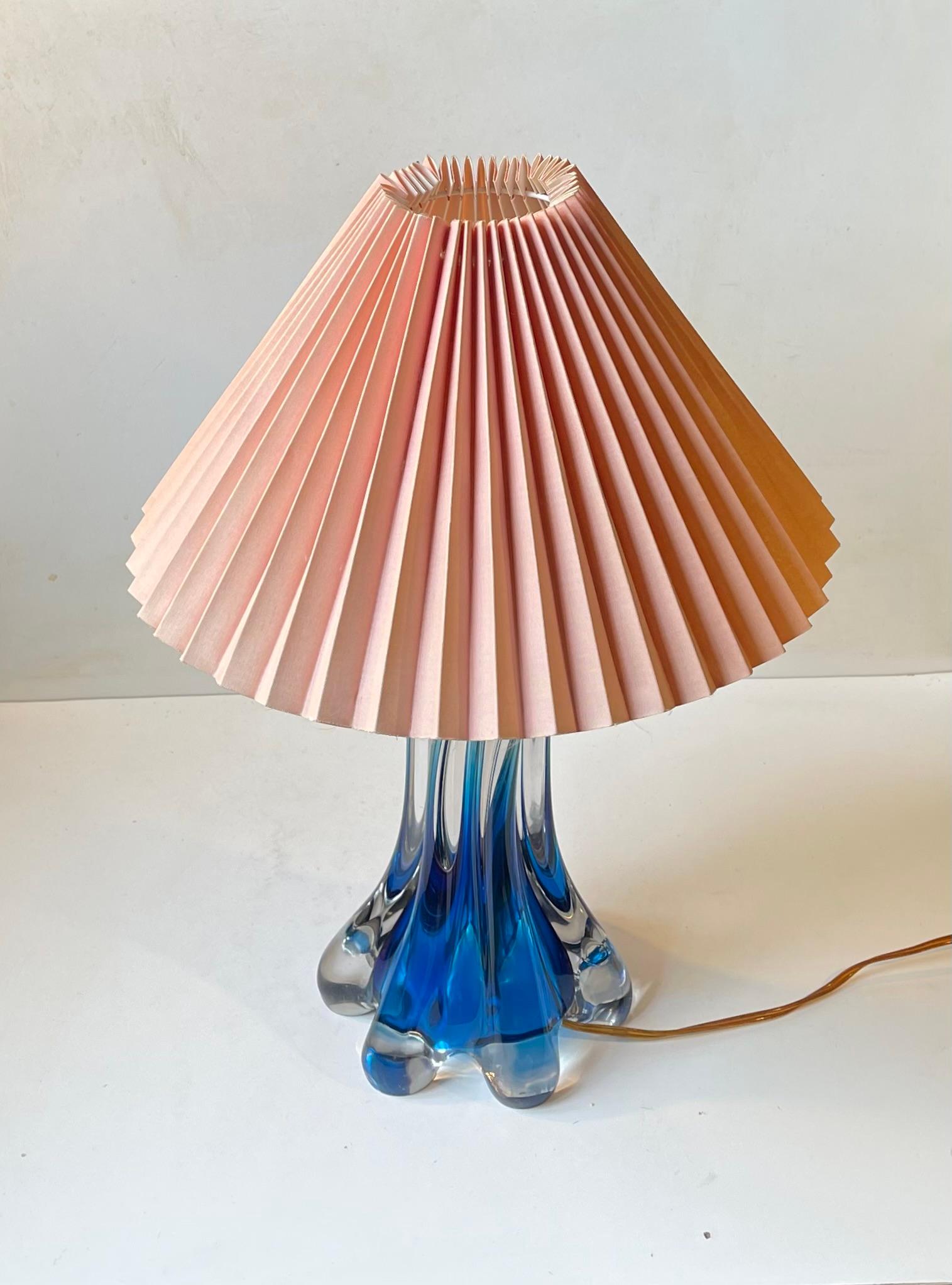 Val St Lambert Lámpara de sobremesa de cristal azul retorcido de mediados de siglo con pantalla rosa Cristal en venta