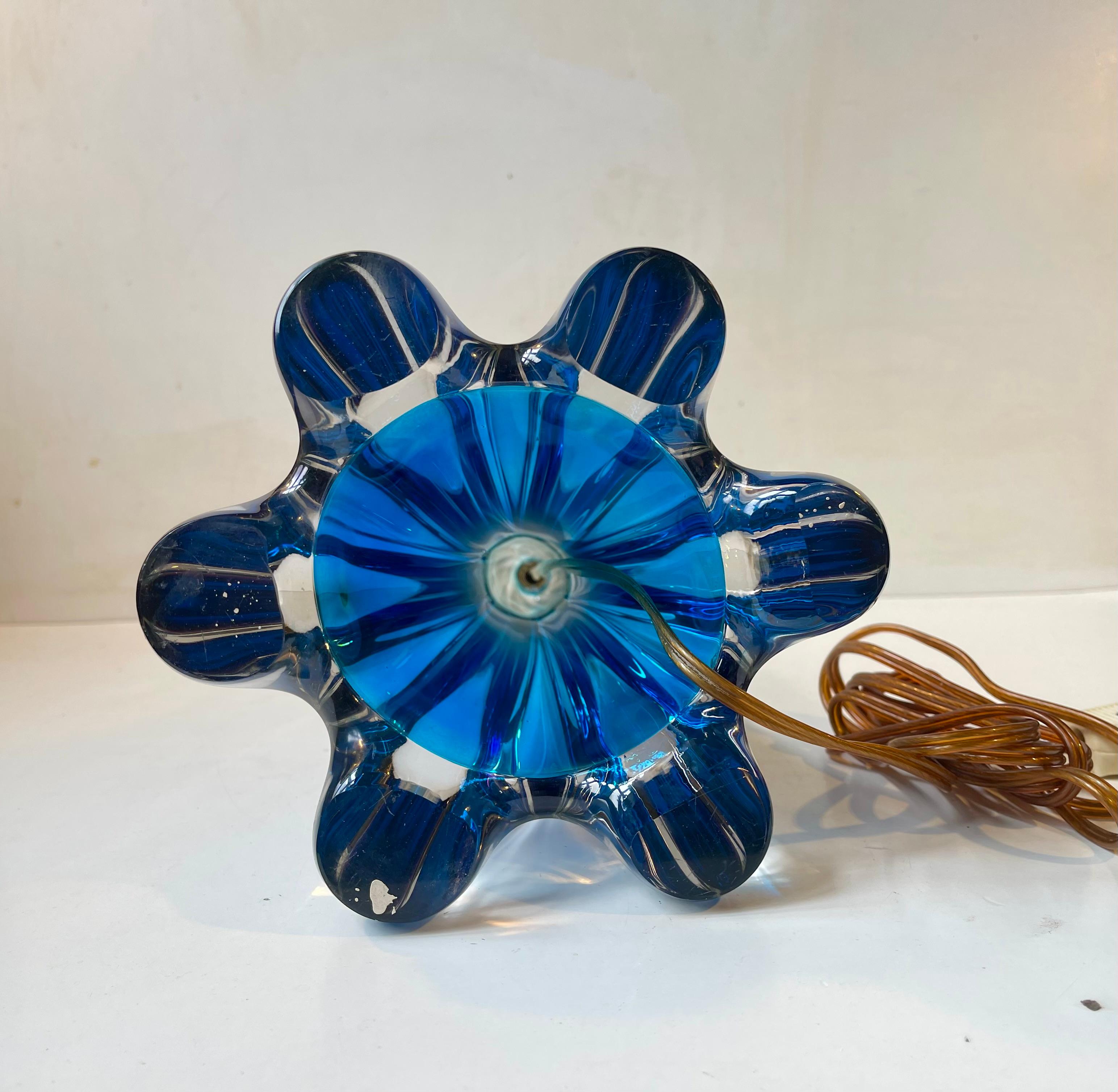 Val St Lambert Lámpara de sobremesa de cristal azul retorcido de mediados de siglo con pantalla rosa en venta 1