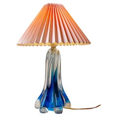 Val St Lambert Lampada da tavolo in cristallo blu ritorto del Medioevo con paralume rosa