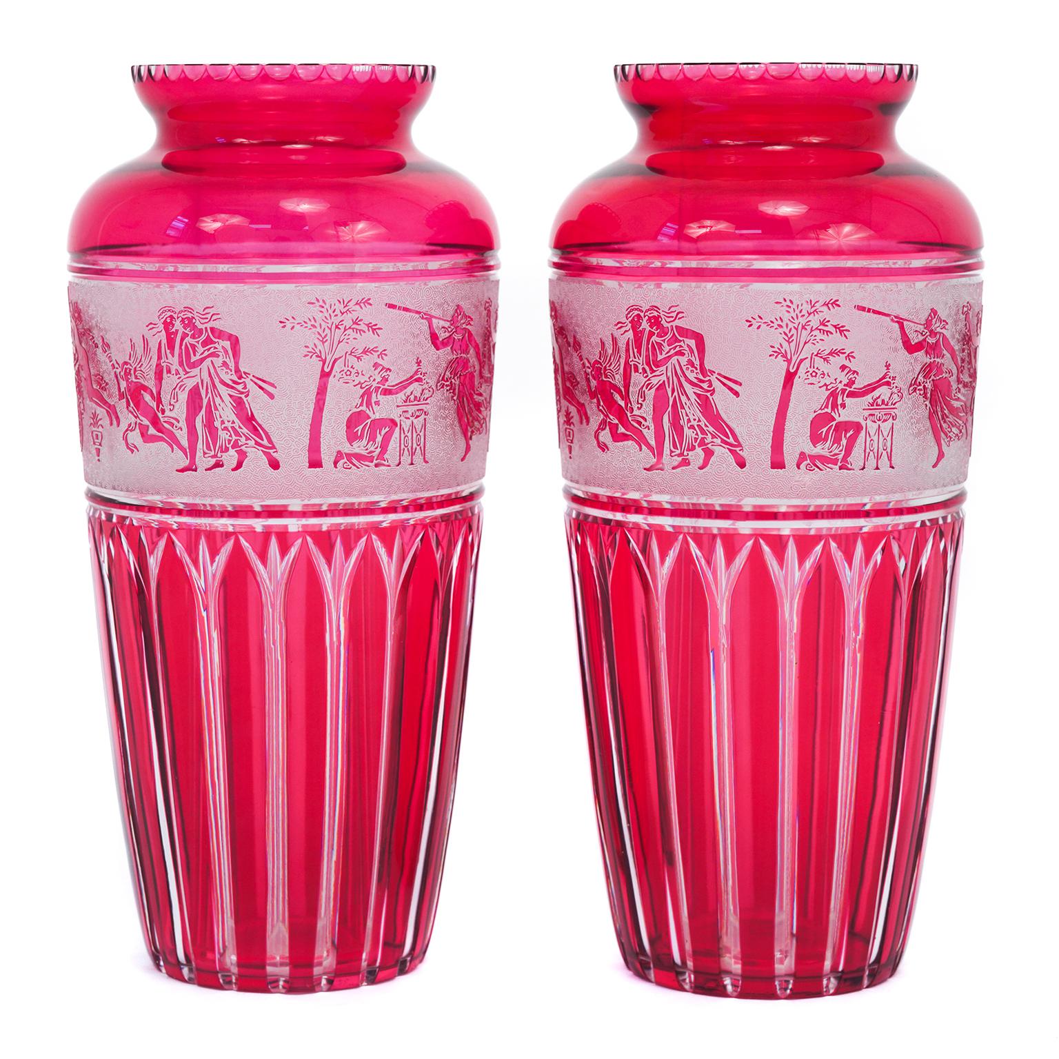 Rare paire de vases en verre camée canneberge de Val St Lambert Excellent état - En vente à Litchfield, CT