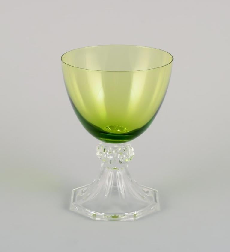 Val St. Lambert, Bélgica. Juego de cuatro copas de vino blanco de cristal soplado verde y transparente. 
Mediados del siglo XX. 
Perfecto estado. 
Dimensiones: P 8,5 cm x A 12,2 cm.