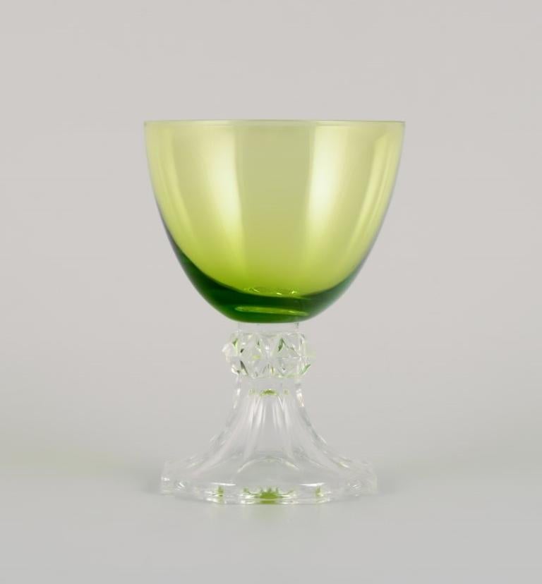 Val St. Lambert. Juego de cuatro copas de vino blanco en vidrio verde y transparente. Belga en venta