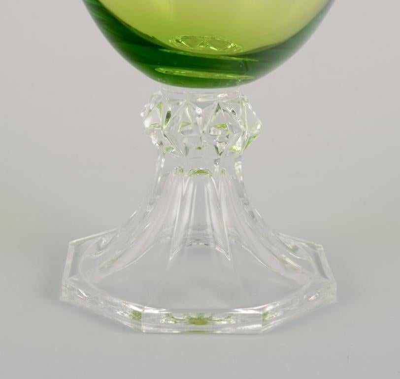 Val St. Lambert. Juego de cuatro copas de vino blanco en vidrio verde y transparente. siglo XX en venta