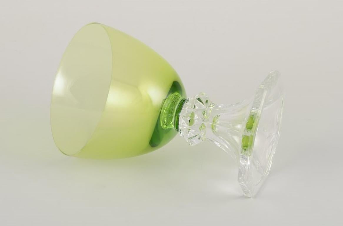 Val St. Lambert. Juego de cuatro copas de vino blanco en vidrio verde y transparente. Cristal en venta