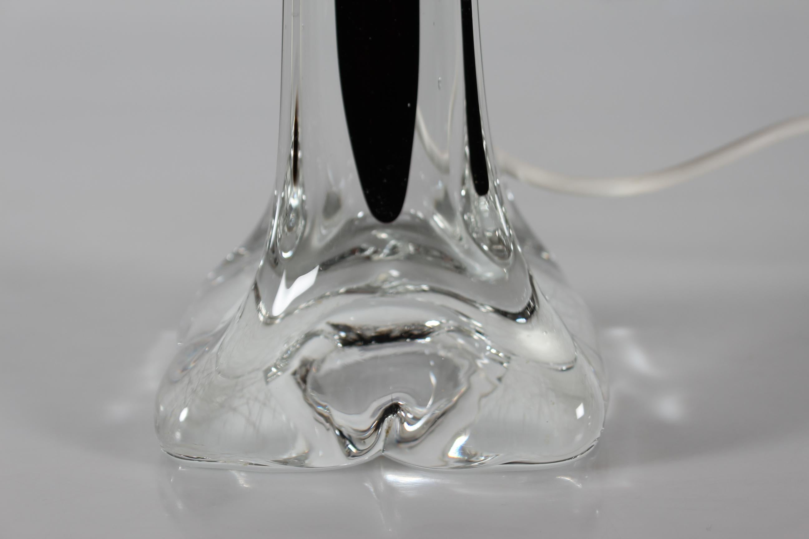 Mid-Century Modern Paul Kedelv Slender Table Lamp of Aubergine + Clear Art Crystal Flygfors 1960s For Sale