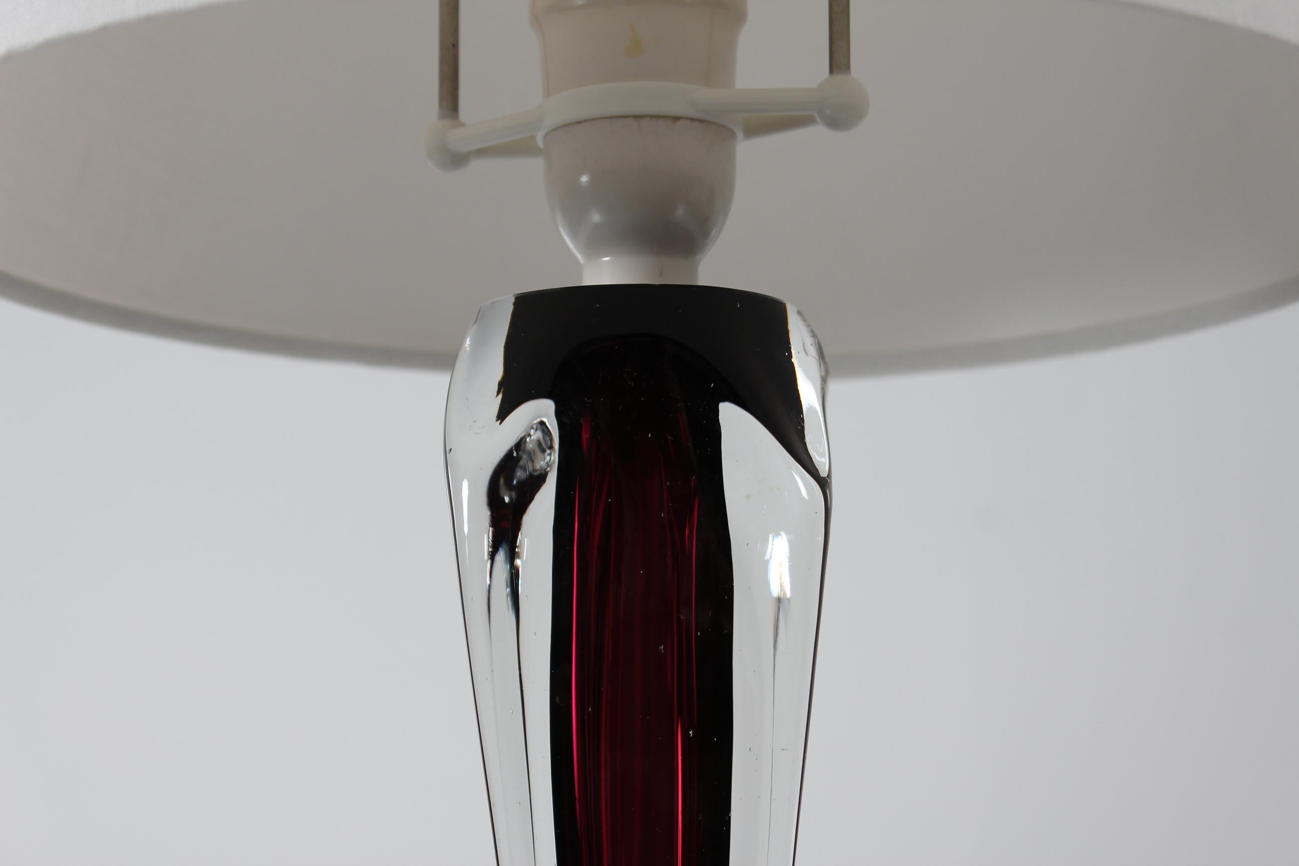 Tissage Lampe de bureau élancée Val St Lambert en aubergine et cristal d'art transparent, Belgique, années 1960 en vente