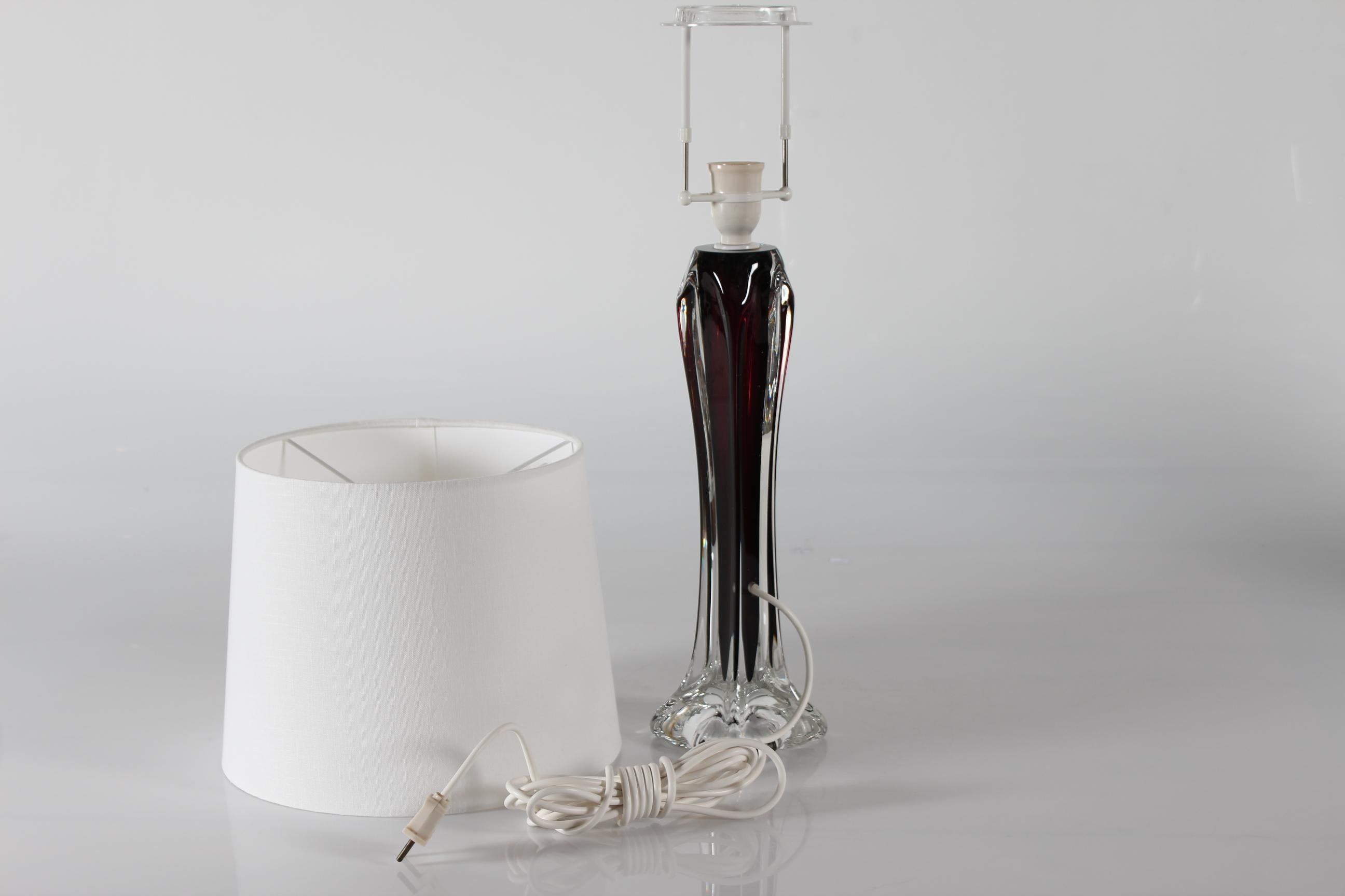 Mid-20th Century Paul Kedelv Slender Table Lamp of Aubergine + Clear Art Crystal Flygfors 1960s For Sale