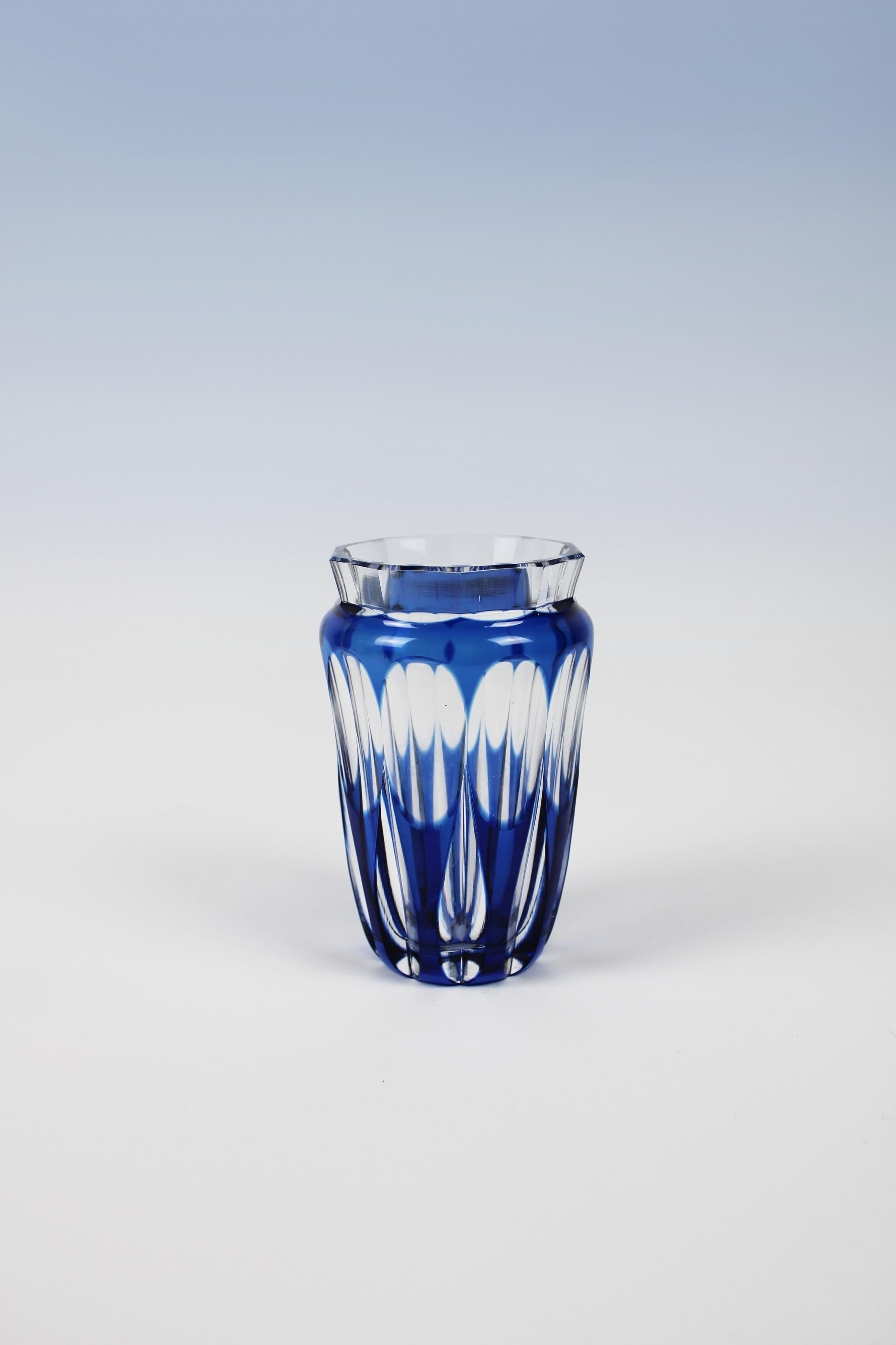 Diese originelle und bezaubernde Vase von Val St. Lambert, einer belgischen Manufaktur, die für ihre Glaswaren bekannt ist, zeigt auch mit dieser blauen Vase, dass sie ihren Namen verdient. Die niedliche Form gebogen kurz mit einem Relief, das
