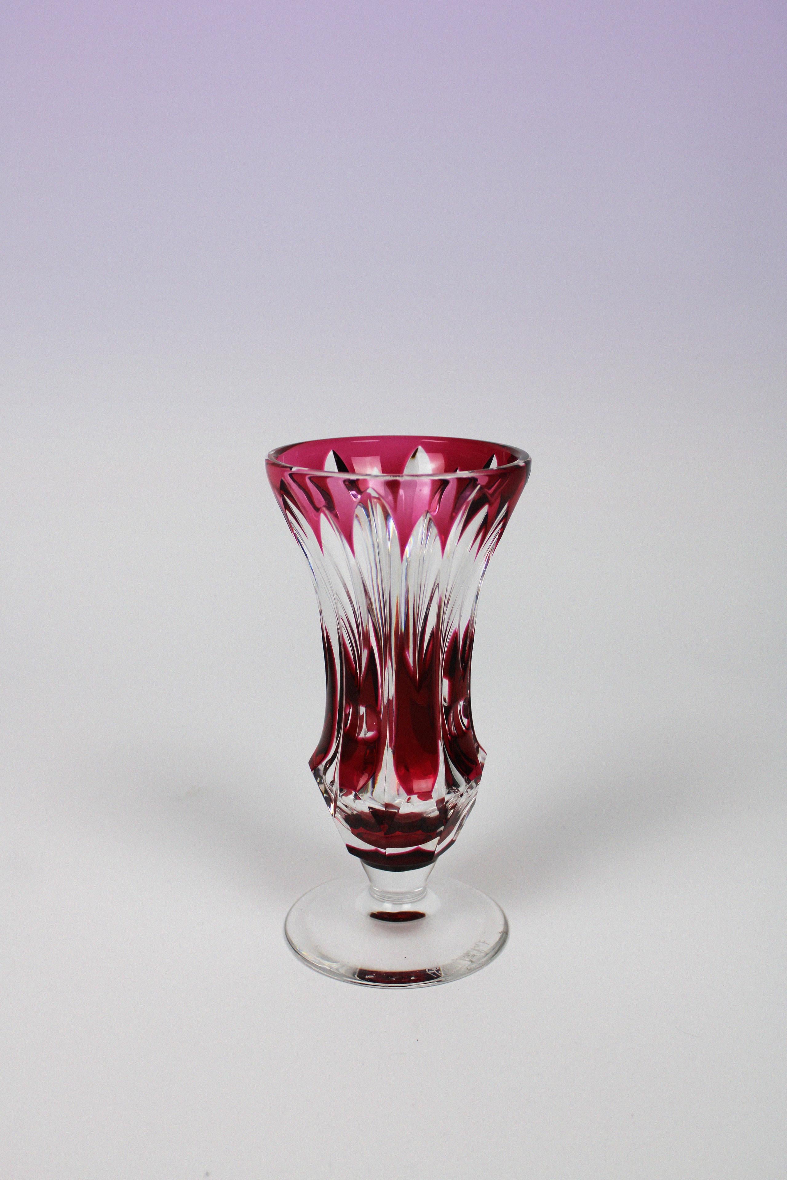 This original and adorable vase by Val St. Lambert, a Belgian manufacture known for their glassware, also shows with this red vase that it is worth the name. The cute shape curved short with a relief that varies between the red and transparent glass
