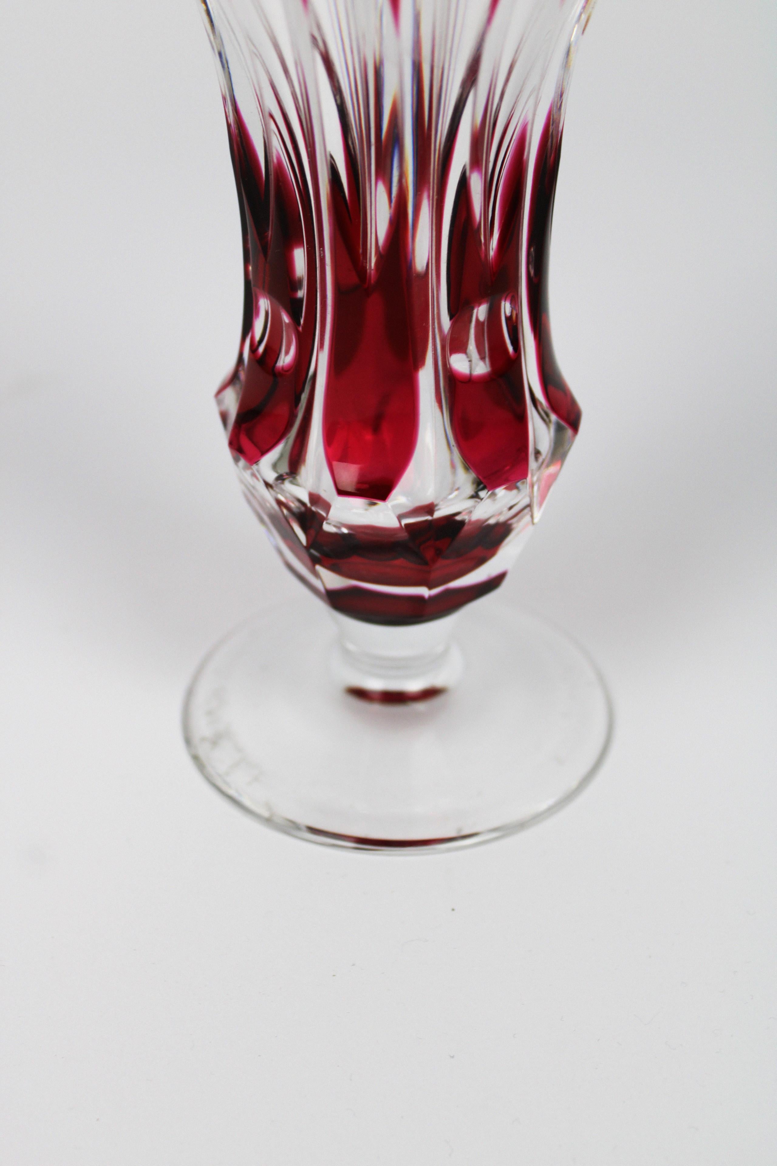Fait main Vase d'art en cristal rouge vintage Art Deco signé Val St Lambert, Belgique, années 1950 en vente