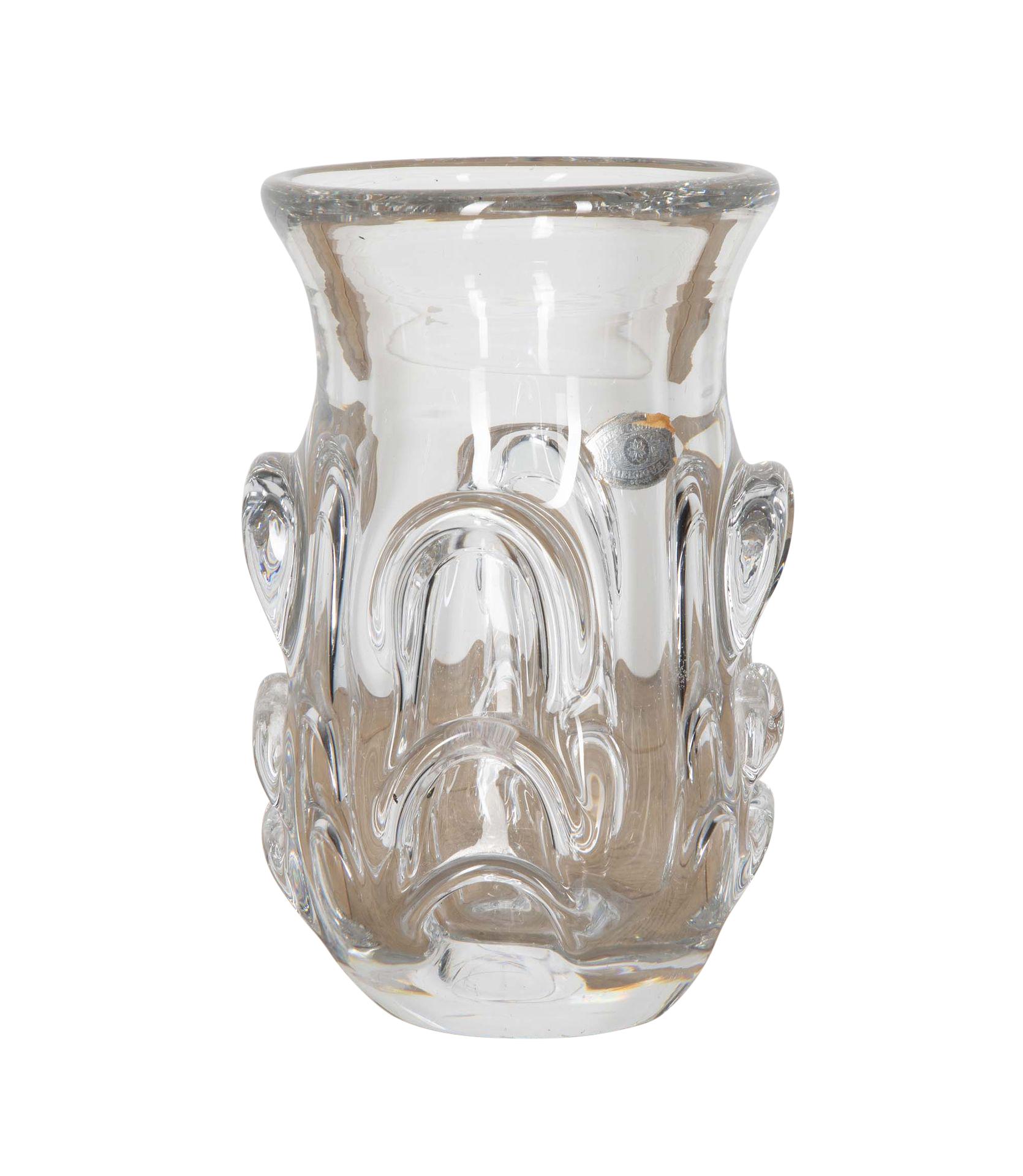 Este jarrón de cristal Val St Lambert , tiene un cuerpo bien diseñado que juega con la luz. 
Fundado en 1826, este apreciado artesano belga. tiene fama de crear exquisitas vajillas de cristal que son muy coleccionables. La base del jarrón se abre en