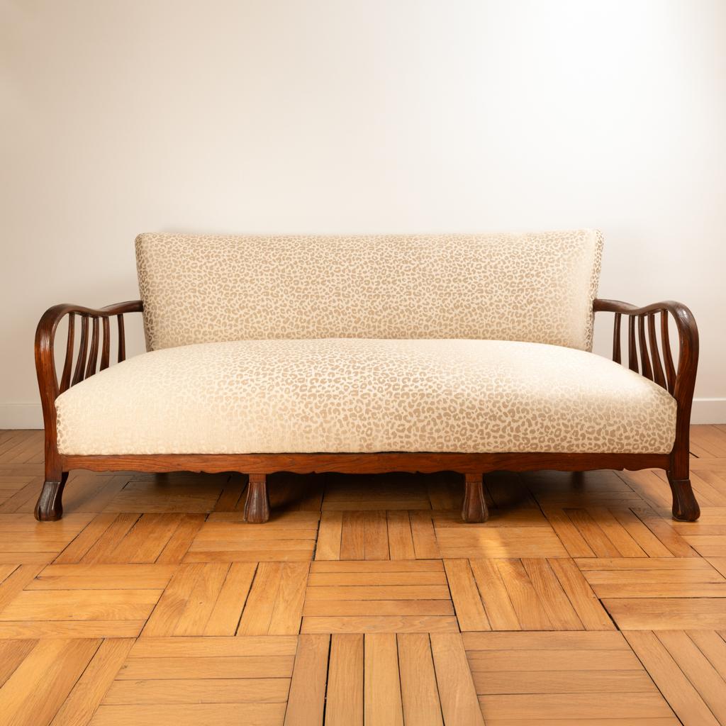 Ernesto Valabrega Sofa - Italy, 1940

Dark wood frame with organic shapes and zoomorphic legs.
3-seater sofa reupholstered in a tan/leopard fabric from Lelièvre Paris.