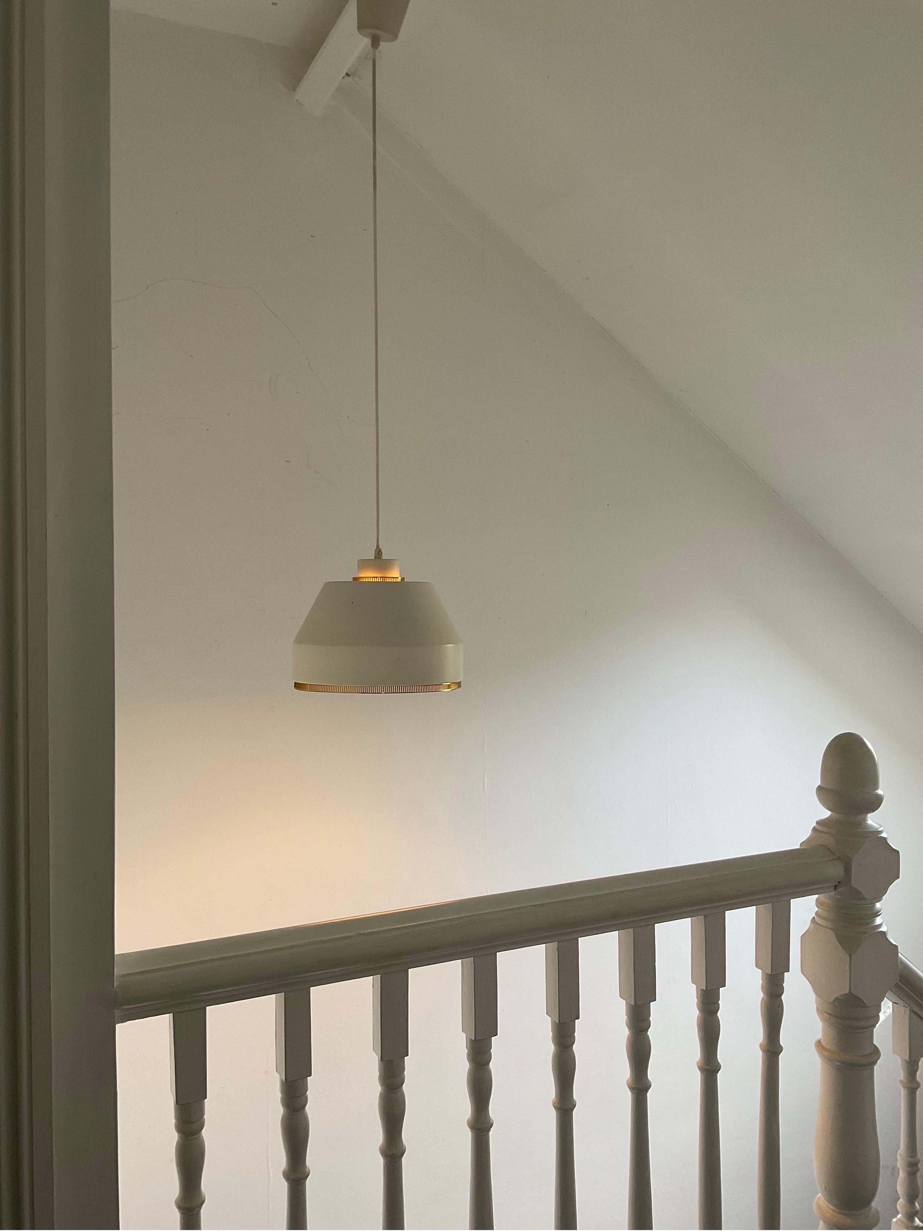 Scandinave moderne Lampe suspendue Valaistustyö 'AMA 500' avec détails en laiton par Aino Aalto, Finlande en vente