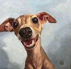 Le lévrier italien sourire joyeusement pour l'appareil photo dans une peinture de chien de couleur neutre