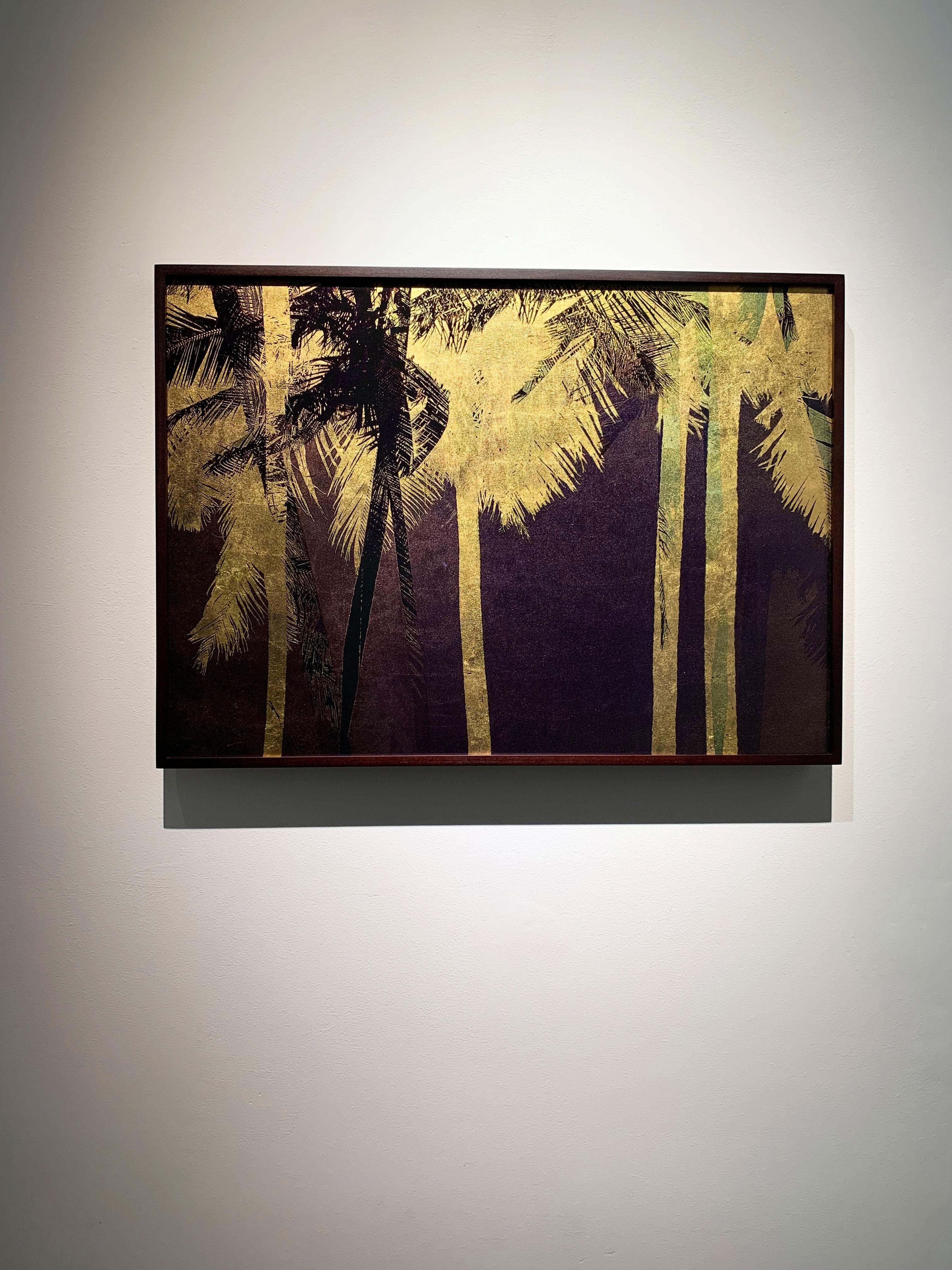 Sacred Palms – Fotodruck auf Glas mit 23,4 Karat Blattgold (Art déco), Print, von Valda Bailey