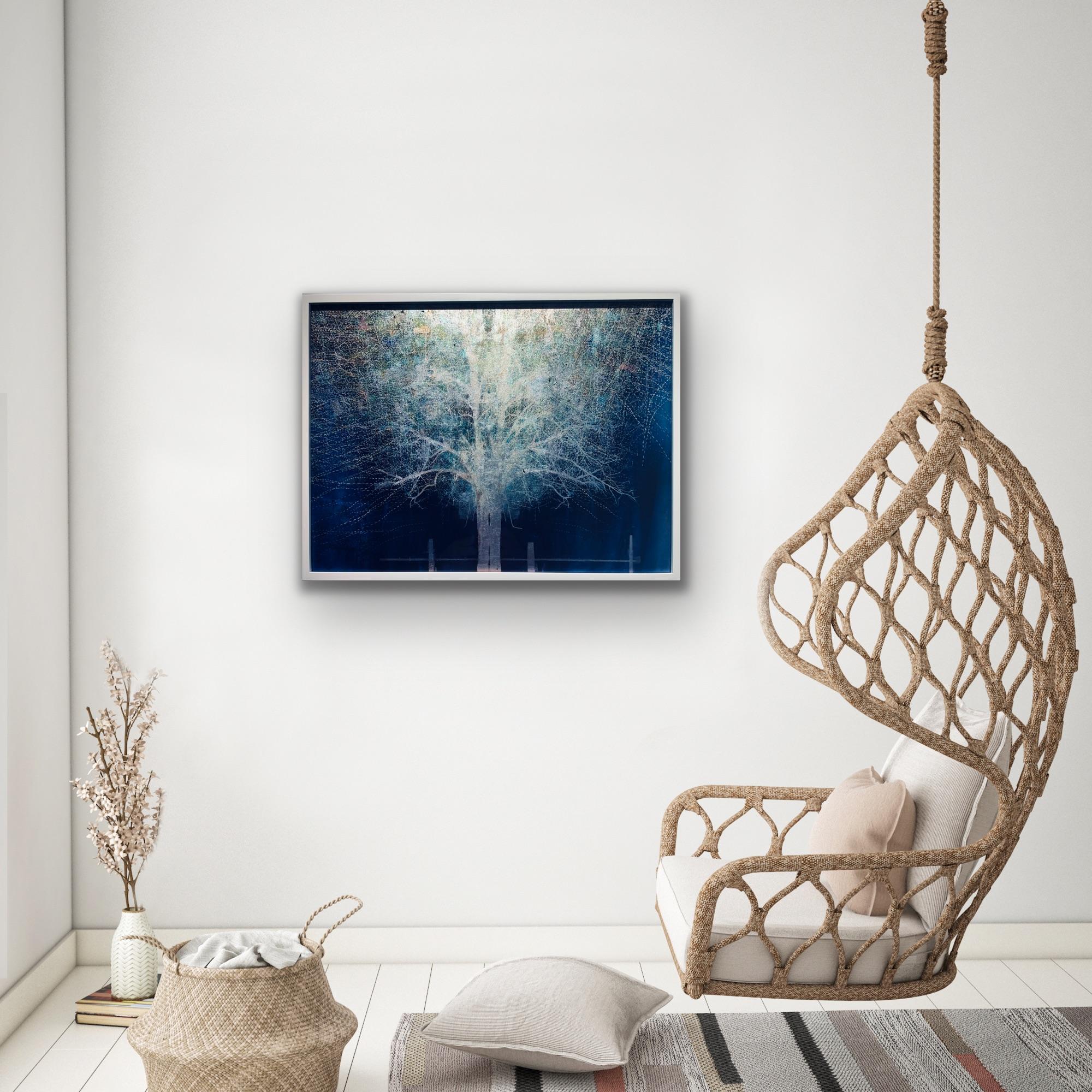 Impression d'arbre en forme de lune montante bleue sur verre avec feuille d'or blanc dans un cadre blanc en vente 6