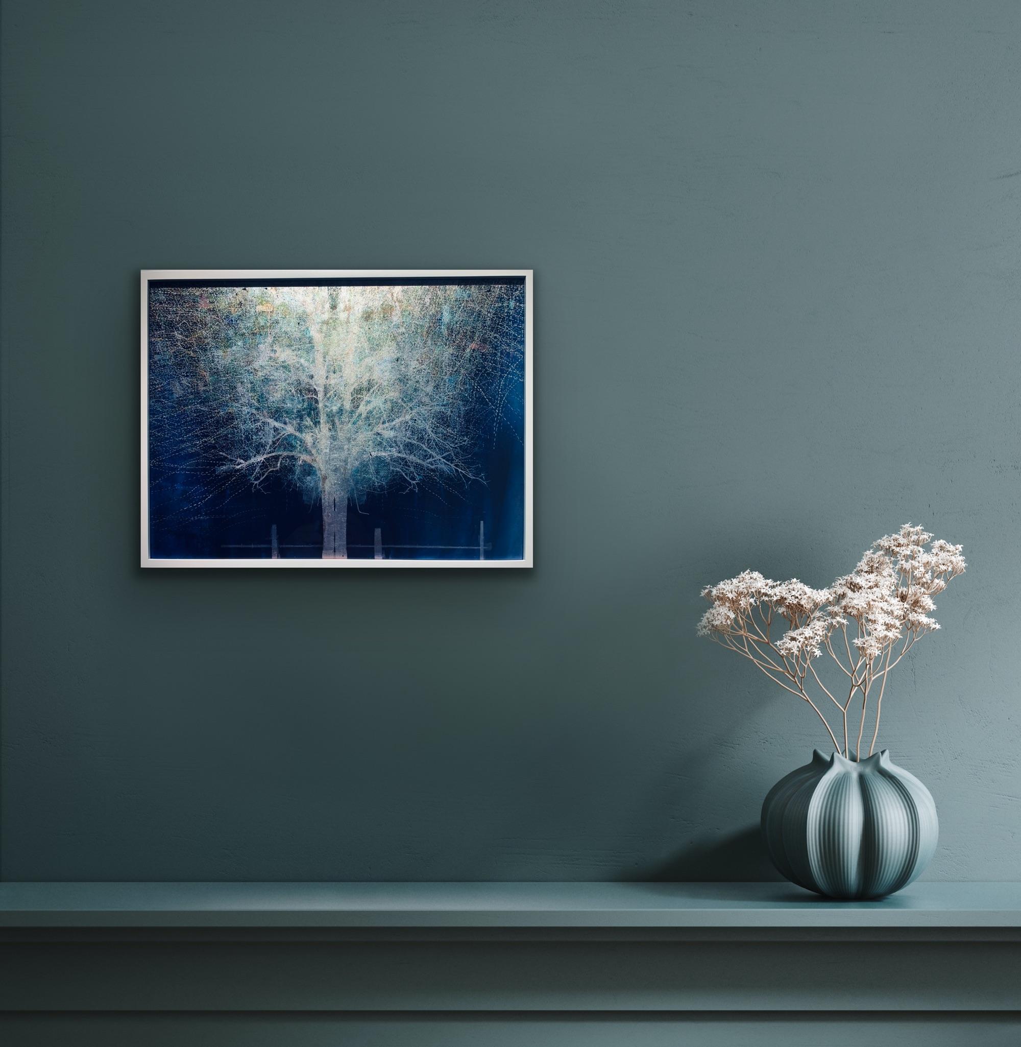 Impression d'arbre en forme de lune montante bleue sur verre avec feuille d'or blanc dans un cadre blanc en vente 10