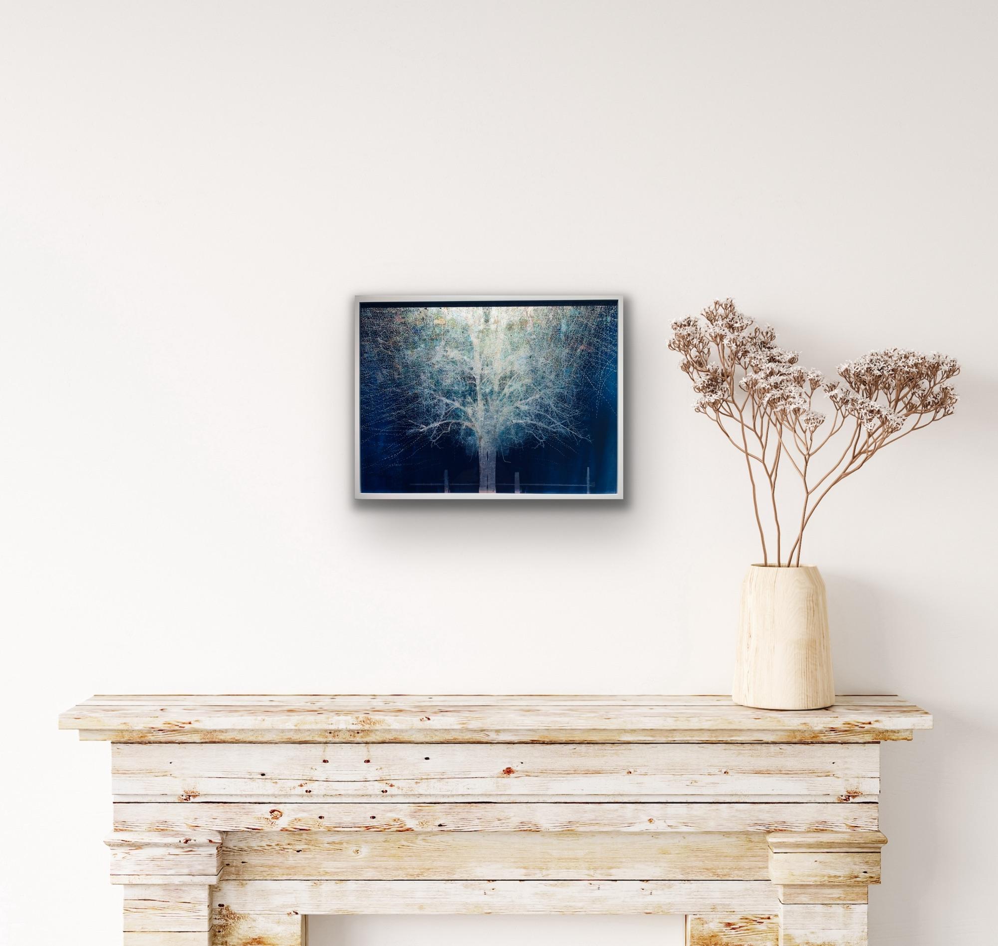 Impression d'arbre en forme de lune montante bleue sur verre avec feuille d'or blanc dans un cadre blanc en vente 2