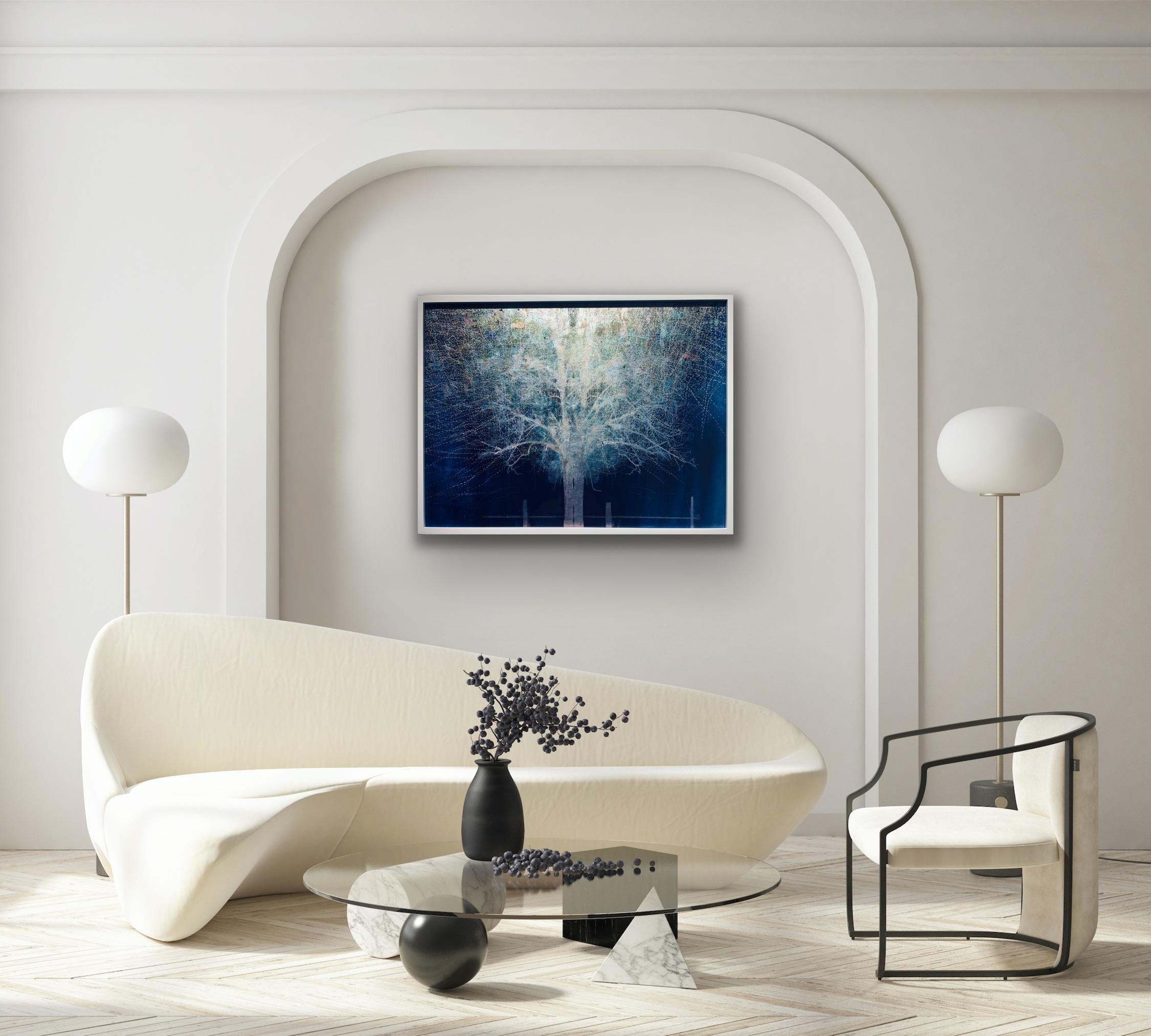 Impression d'arbre en forme de lune montante bleue sur verre avec feuille d'or blanc dans un cadre blanc en vente 4