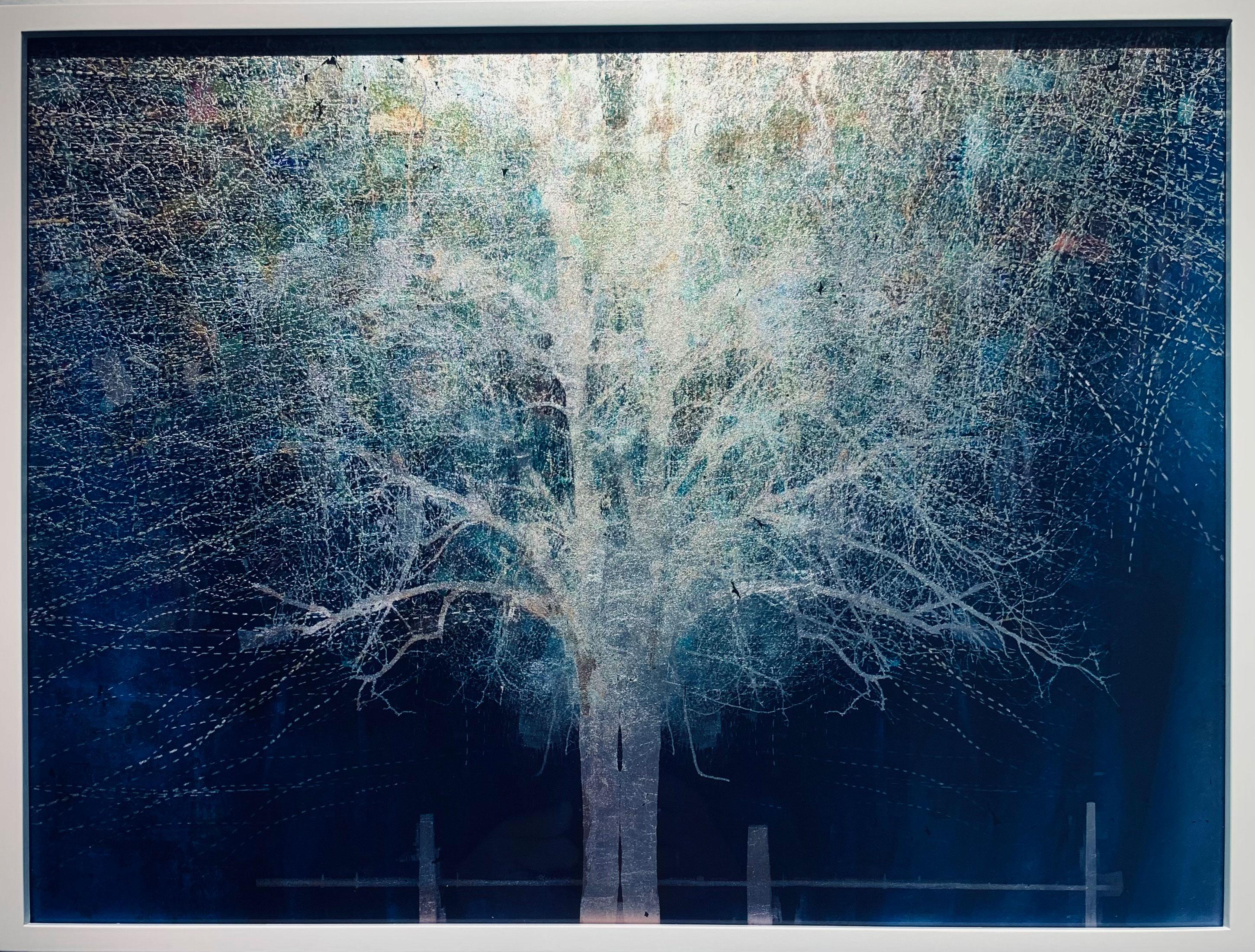 Impression d'arbre en forme de lune montante bleue sur verre avec feuille d'or blanc dans un cadre blanc