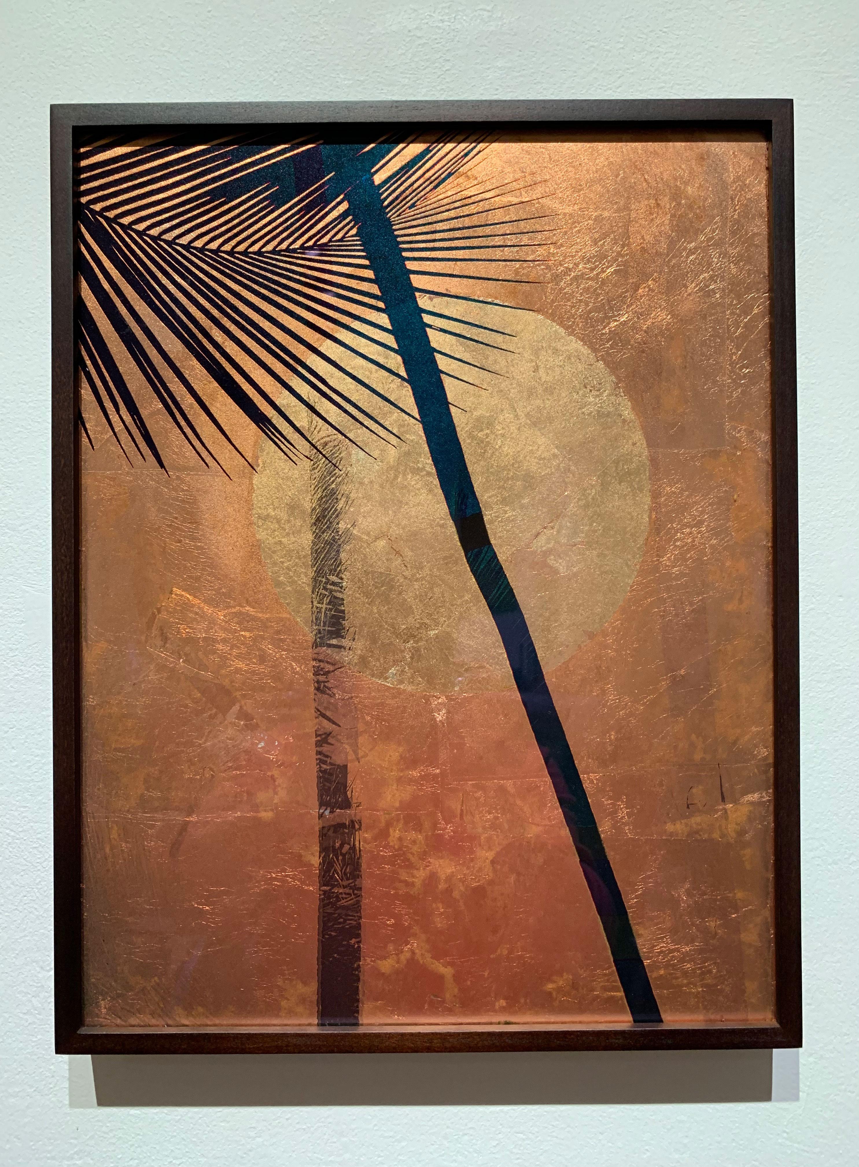 Chandra -  La Luna y la Palmera - Dorado con pan de Oro 24ct y Cobre sobre Vidrio - Photograph de Valda Bailey