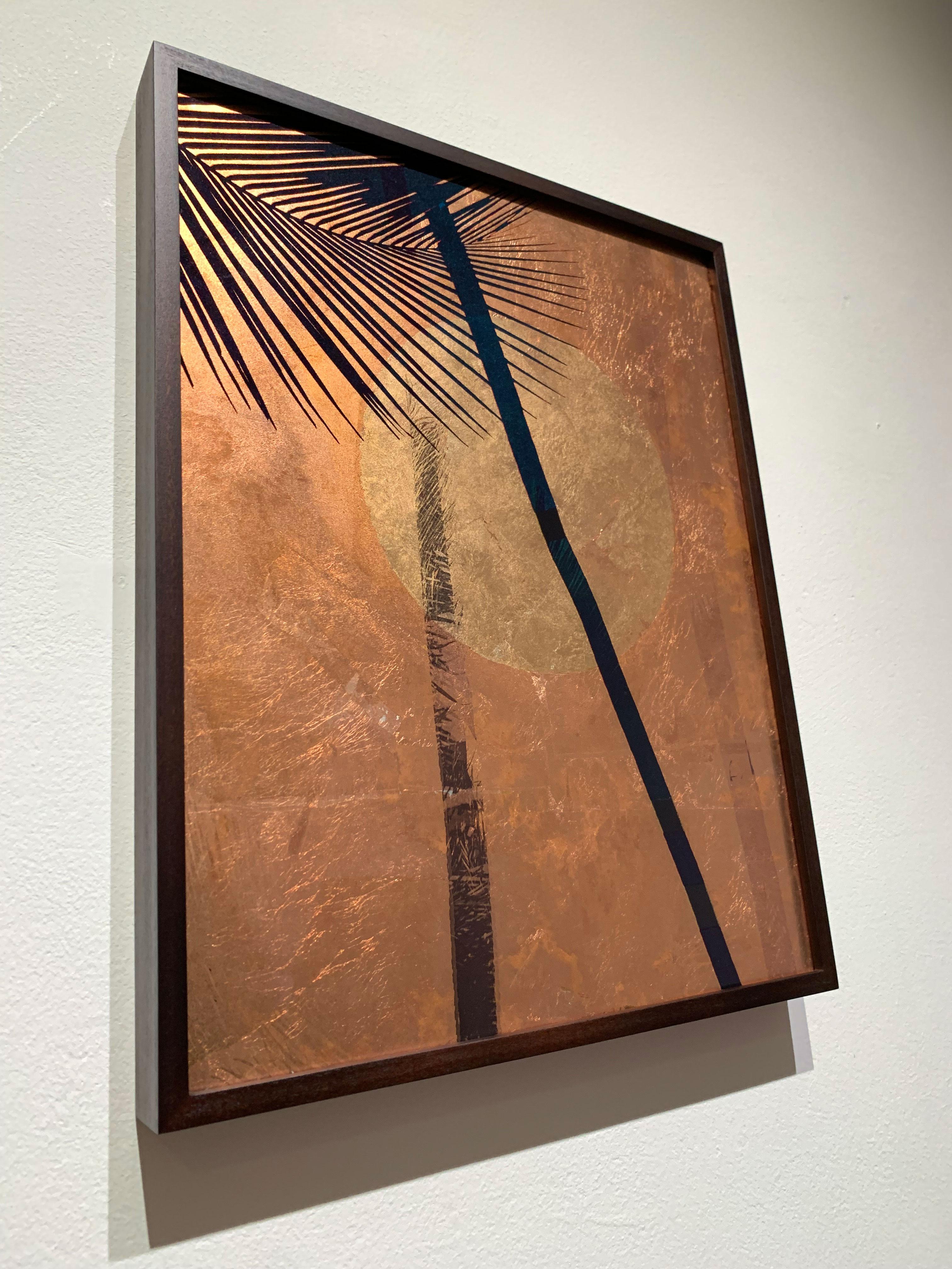 Chandra -  La Luna y la Palmera - Dorado con pan de Oro 24ct y Cobre sobre Vidrio - Photograph Contemporáneo de Valda Bailey