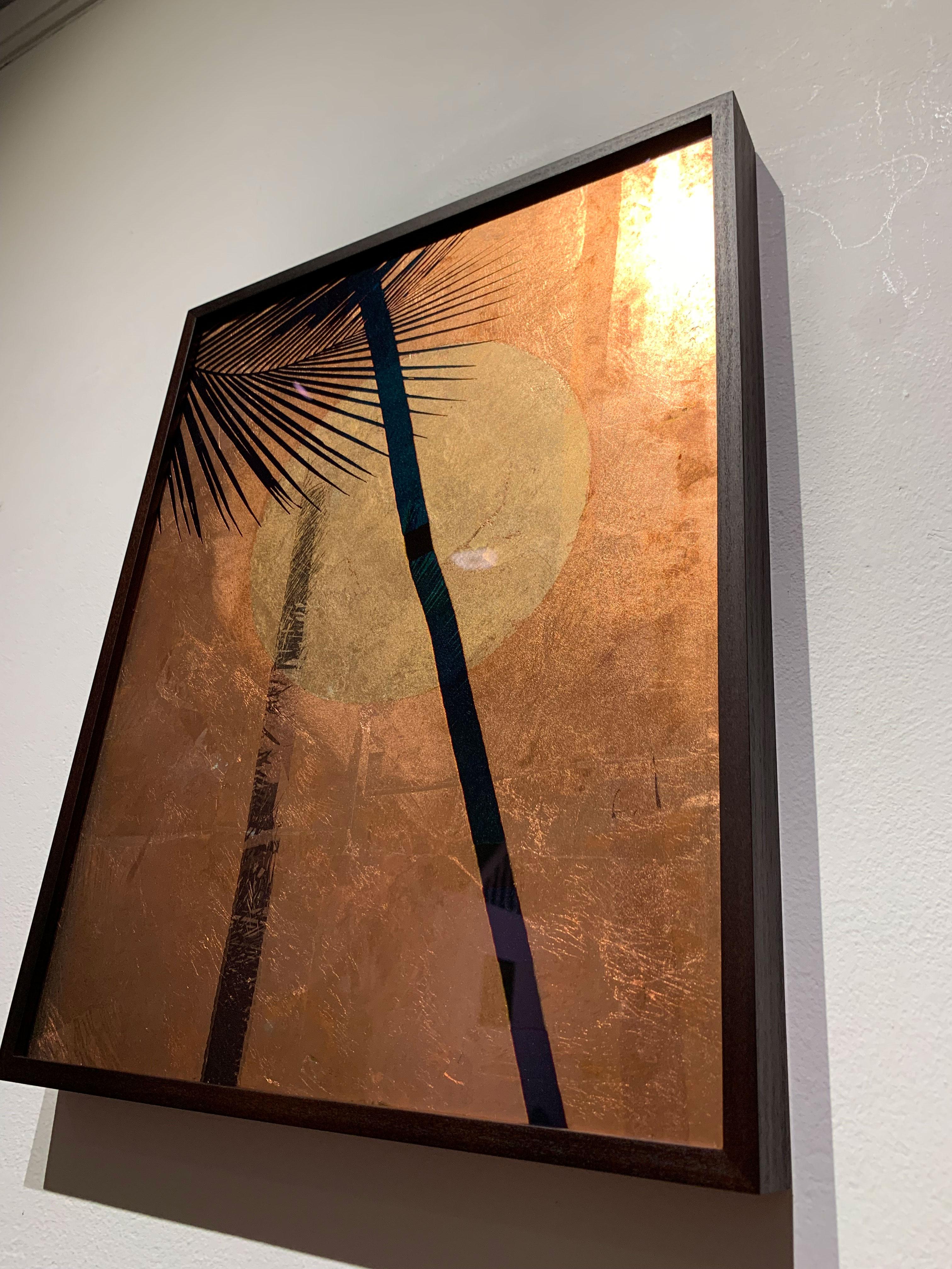 Chandra -  La Luna y la Palmera - Dorado con pan de Oro 24ct y Cobre sobre Vidrio - Color Photograph Marrón de Valda Bailey