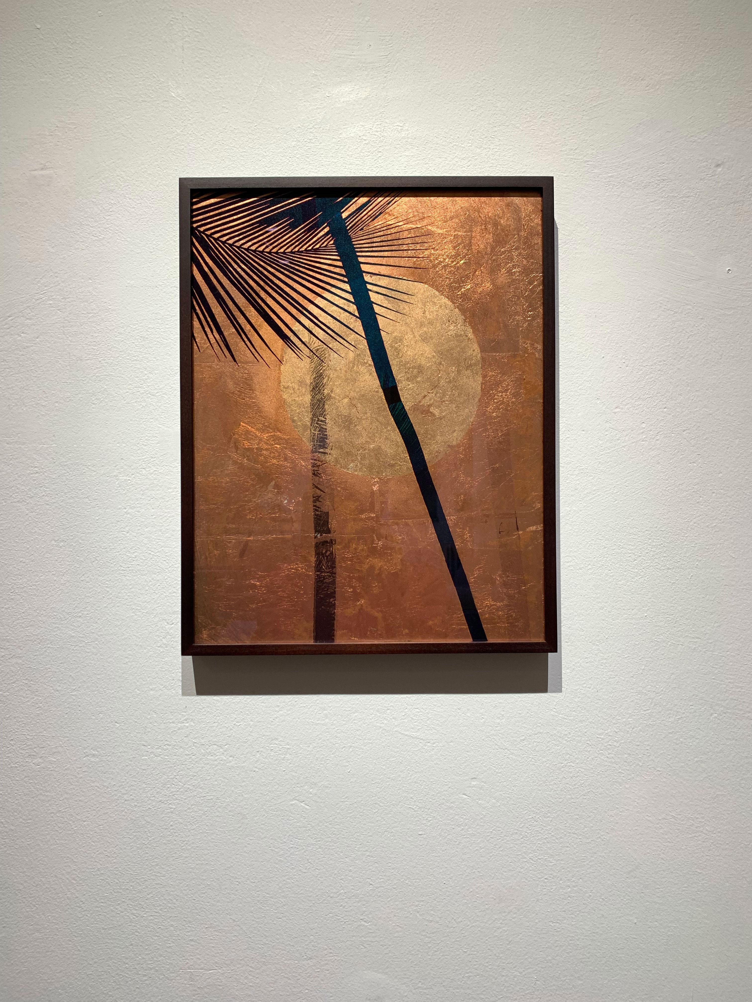 Chandra -  La Luna y la Palmera - Dorado con pan de Oro 24ct y Cobre sobre Vidrio en venta 2