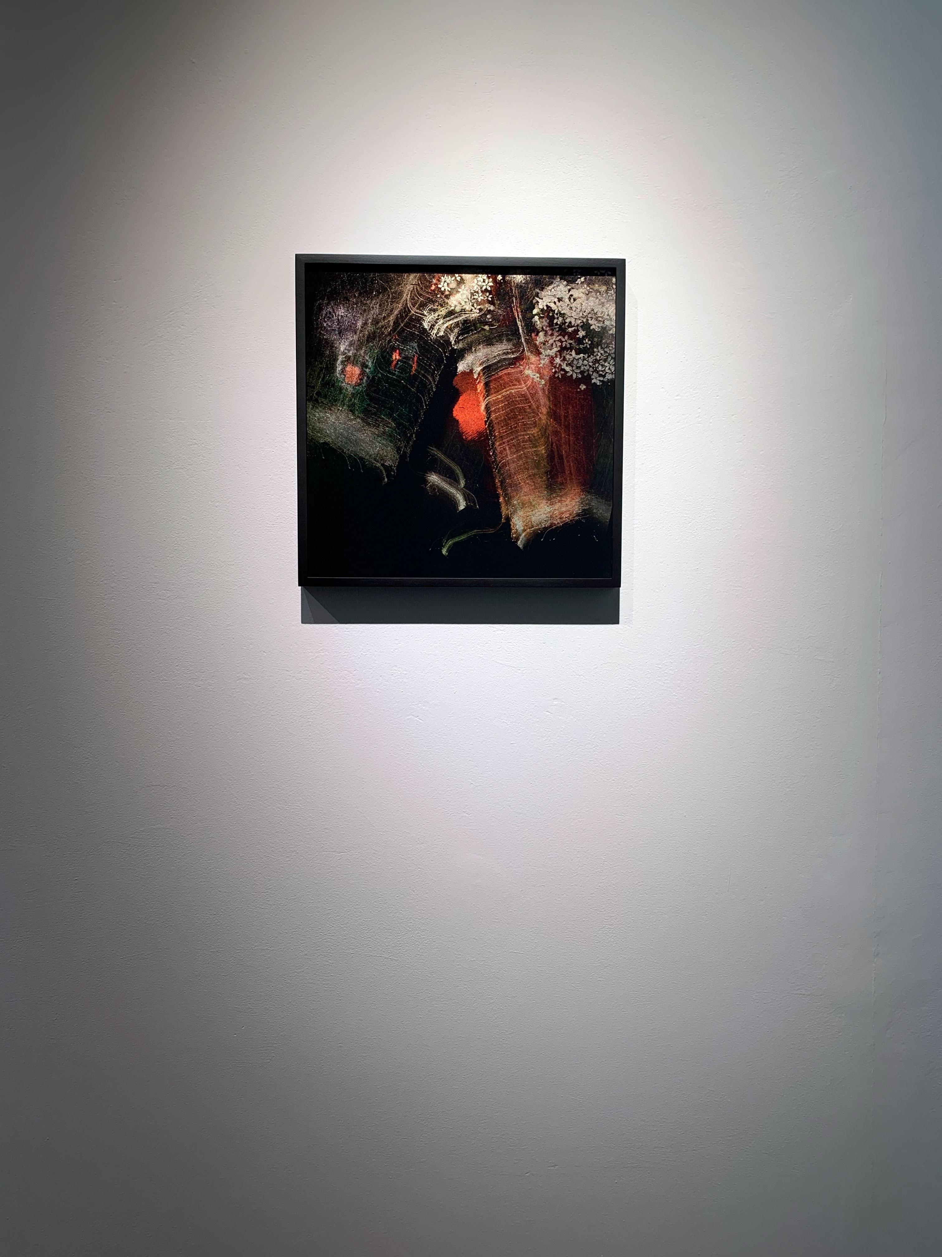 Impresión abstracta sobre vidrio con pan de oro y cobre que representa una carpa koi y una flor - Painting de Valda Bailey