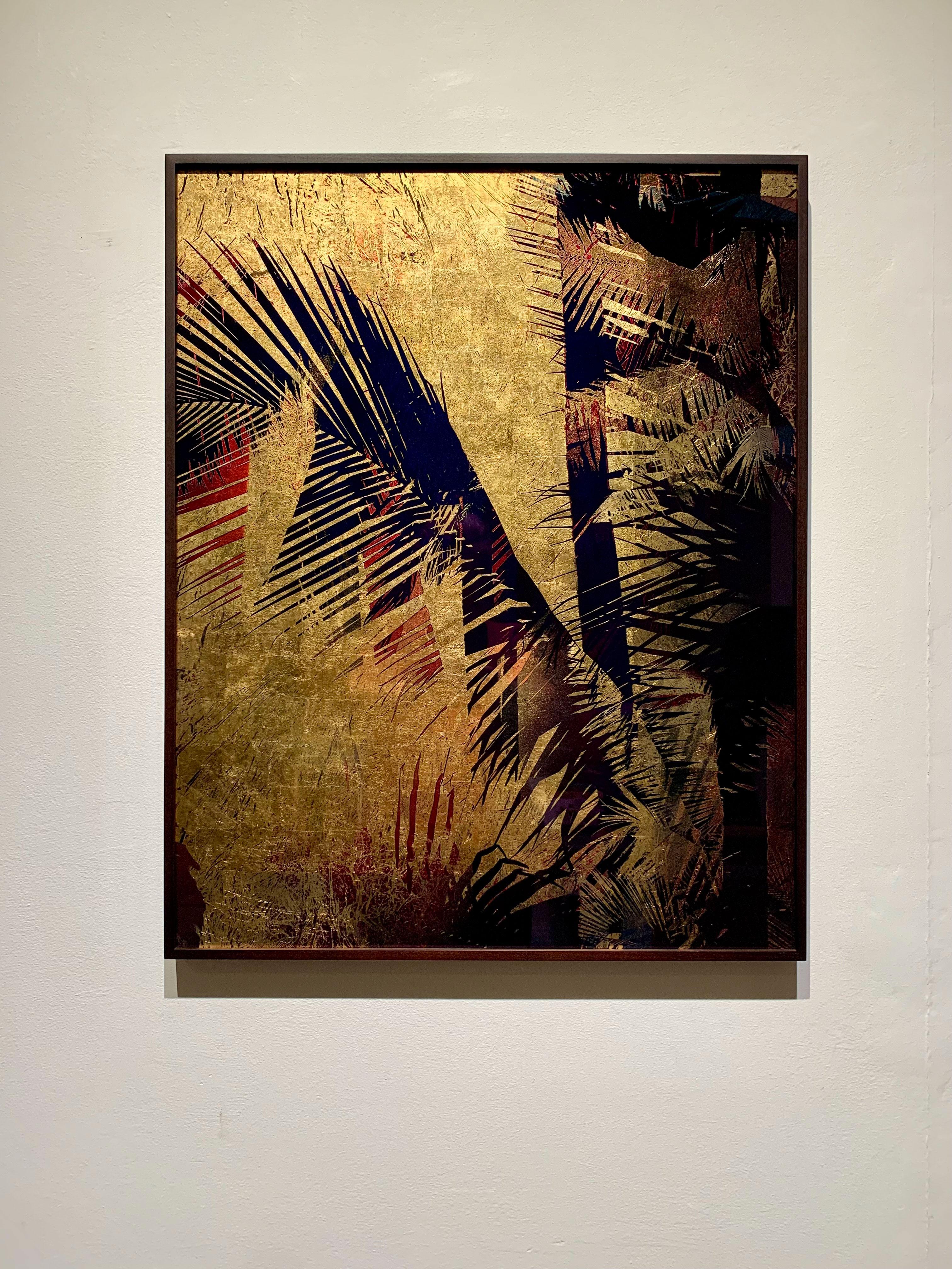 Tierna es la noche - Impresión sobre vidrio con pan de oro rosa de 23,4 quilates - Print de Valda Bailey