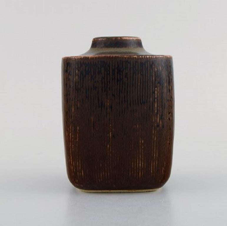 Valdemar Pedersen for Bing & Grøndahl. Vase in glazed stoneware with the grooved body. 
Beautiful glaze in brown shades, 1960s.
Measures: 11.5 x 8.5 cm.
In excellent condition.
Stamped.