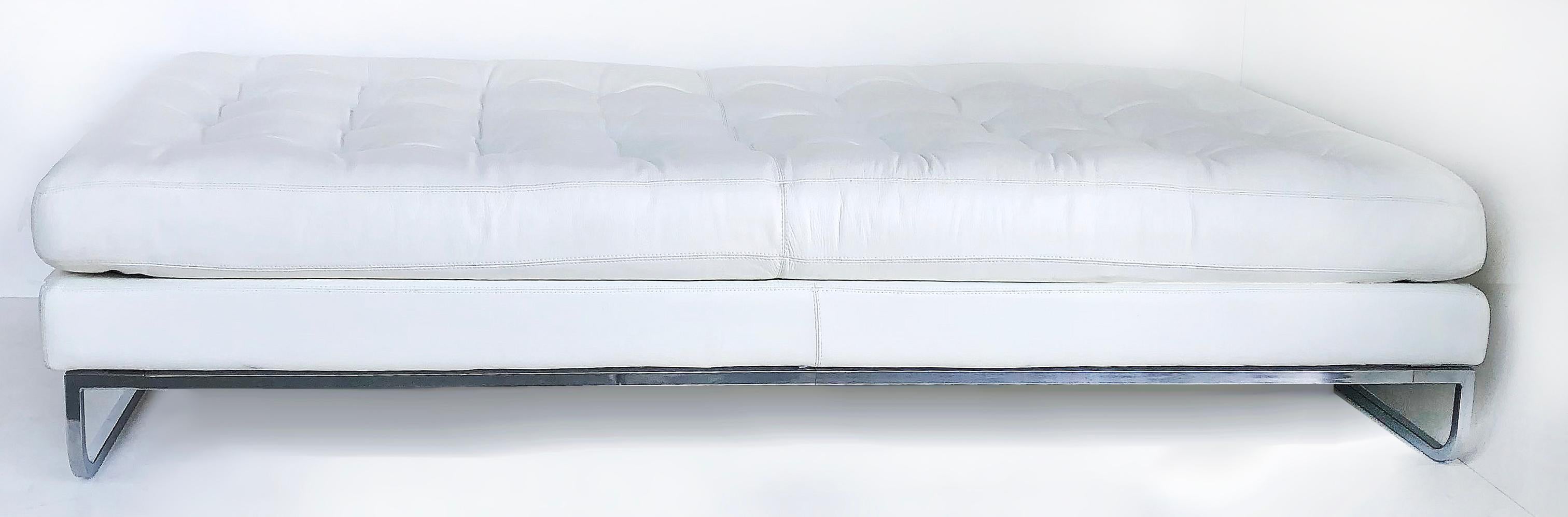 Valdichienti leather / stainless steel chaise longue w/bolster, Italy

Offered for sale is a high-end, soft, and buttery white leather and stainless steel Valdichienti of Italy chaise longue with a box-stitched white leather cushion and bolster
