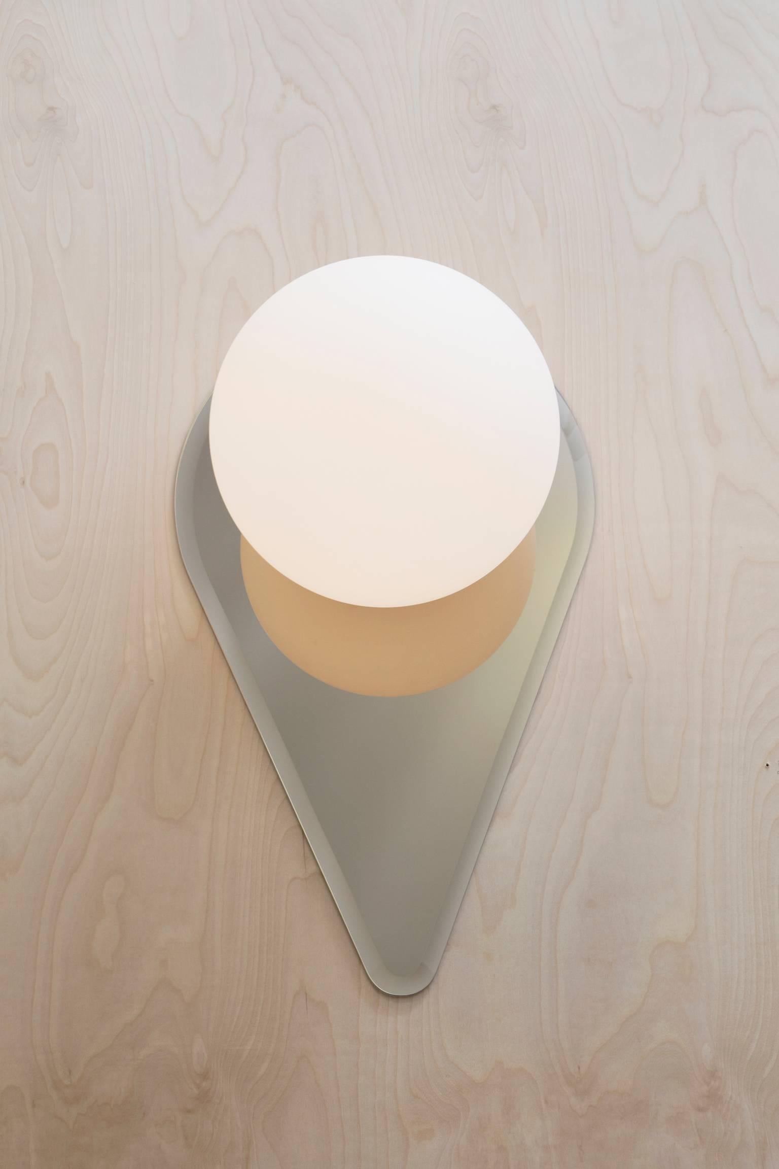 Vale Zeitgenössische skulpturale große Spiegelglas-Wandleuchte, Globus (Moderne) im Angebot
