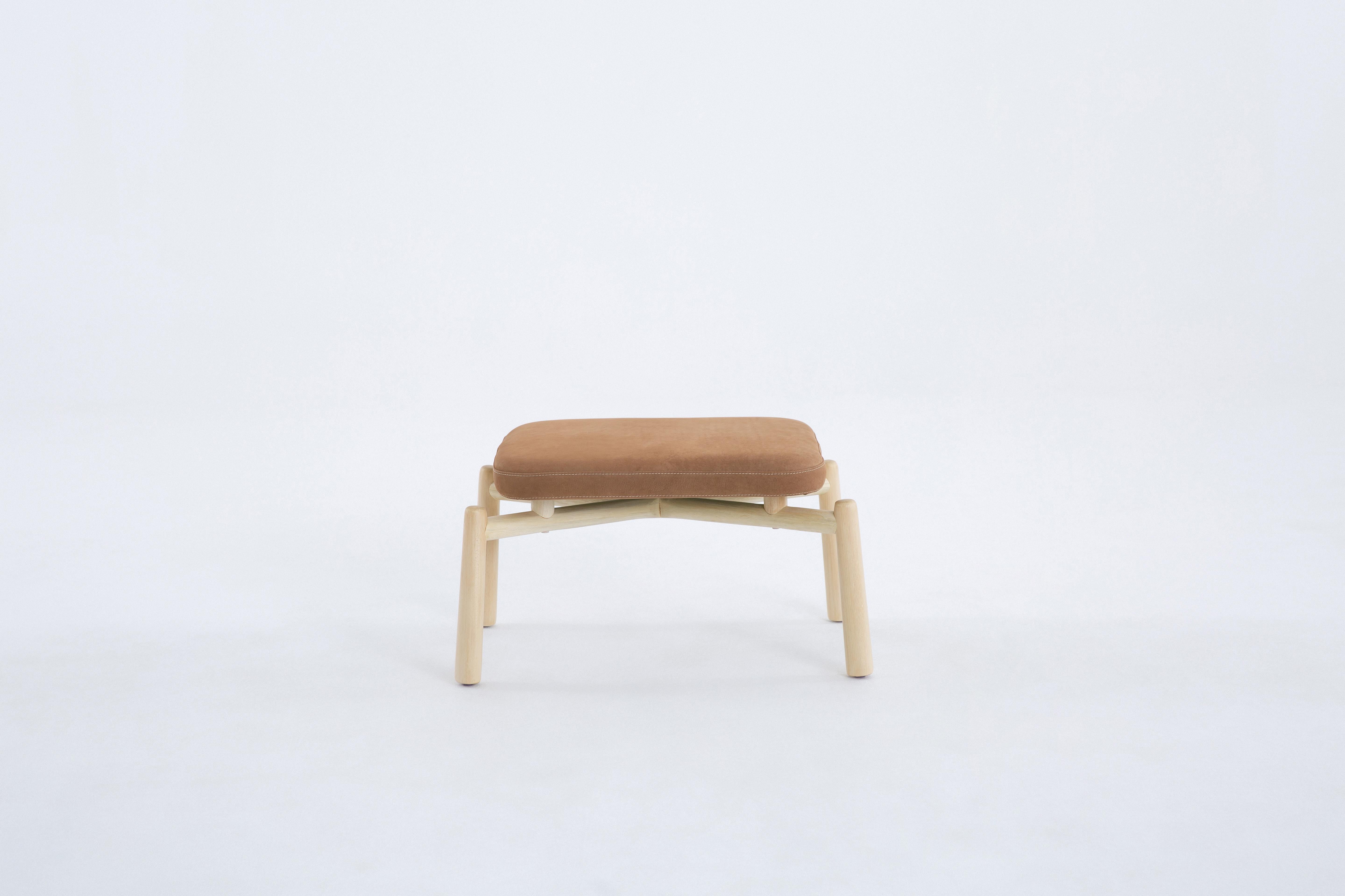 Questo raffinato pouf, realizzato in legno massiccio brasiliano certificato, completa la poltrona Vale abbinata o è splendido da solo come versatile complemento d'arredo. Caratterizzato da una sottile struttura tubolare in legno, il design