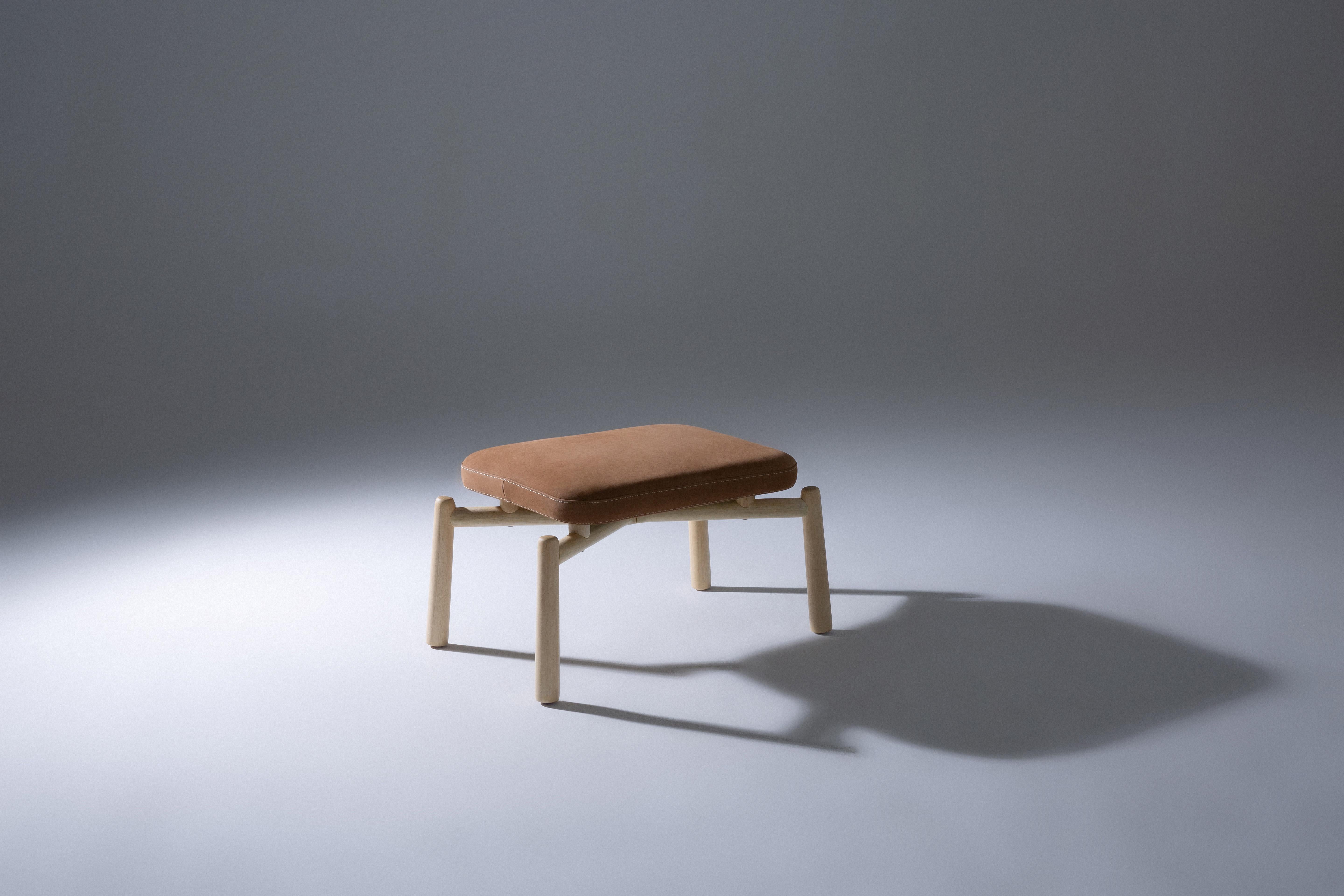 Brasiliano Ottomana Vale in legno massello brasiliano - Design minimalista con struttura sottile in Wood in vendita