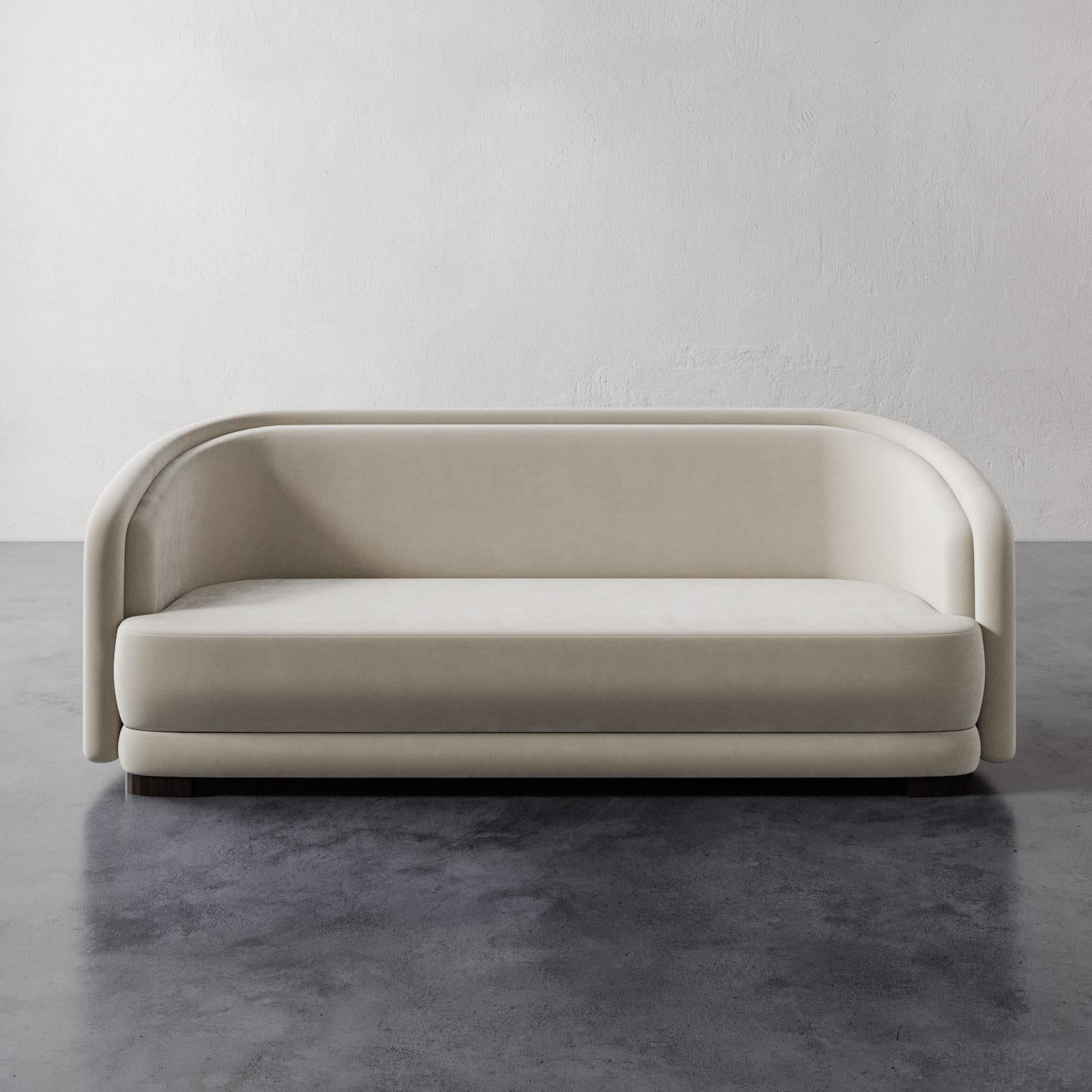 El Sofá Valence confiere un aire romántico y personalizado a cualquier disposición de asientos. Con un asiento estrecho y un respaldo en forma de tonel, este diseño contorneado celebra a la perfección la forma, la función y siglos de estilo