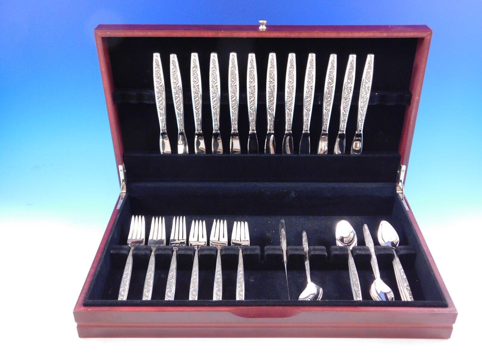 Set di posate in argento Sterling Valencia by International, 48 pezzi. Il modello Valencia è stato introdotto nel 1964 e presenta un manico allungato contemporaneo con un motivo decorativo floreale e di foglie a tutto campo sulla parte anteriore.