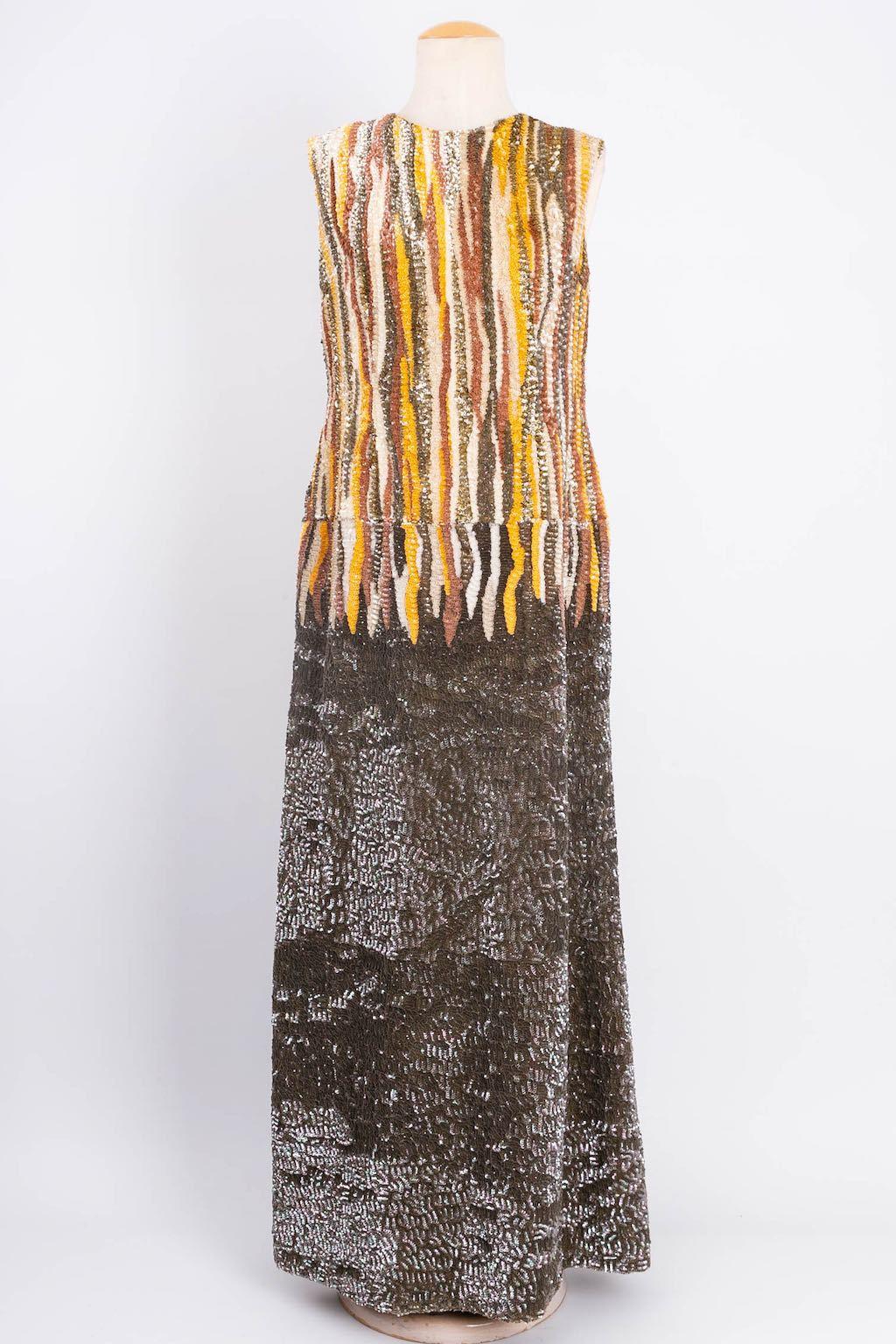 VALENS - Dress embroidered with sequins. No composition or size tag, it fits a size 38FR.

Condition:
Very good condition

Measurements:
Bust: 45 cm (17.71