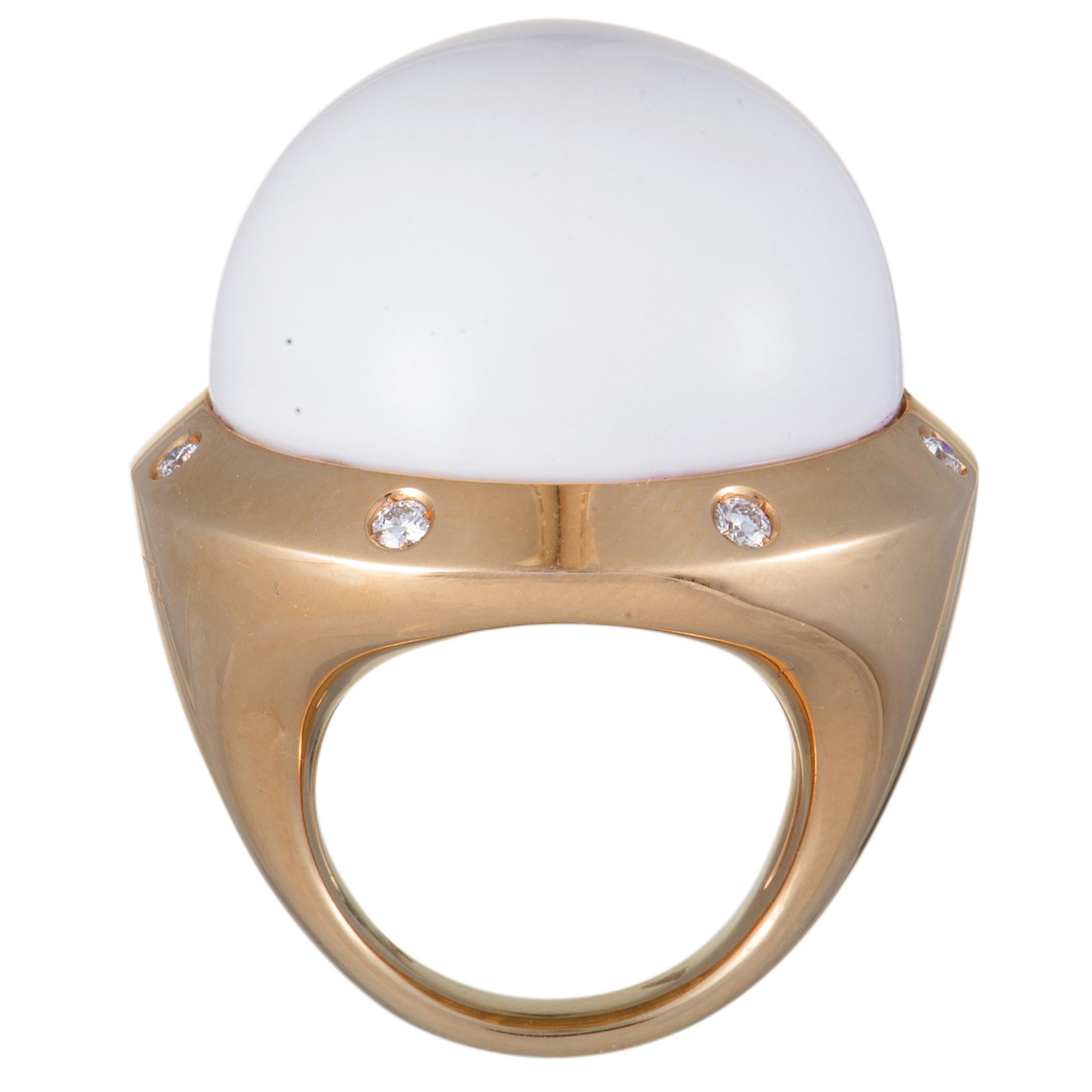 The sublime beauty of white agate is brought out in a splendidly luxurious manner in this fabulous jewelry piece by the alluring radiance of rose gold and the enticing brilliance of white diamonds. The ring is wonderfully designed by Valente and it