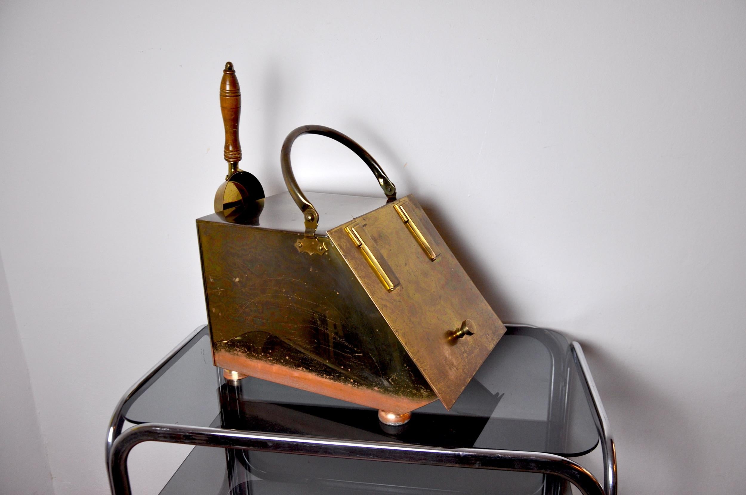 Superb and large ash collection from the valenti house, designated and produced in spain in the 1970s.

Copper and brass ash collection, consisting of a shovel and an ash bin.

Beautiful decorative object that will bring a real design touch to