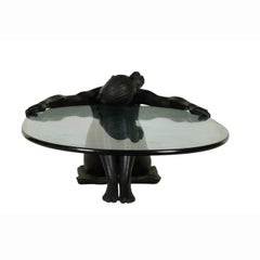 Valenti, né en 1943. Table basse figurative représentant un nu, en bronze et verre.