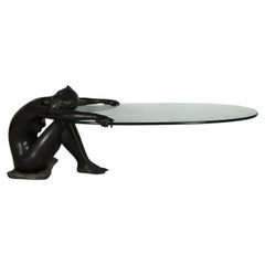 Valenti, né en 1943. Table basse figurative représentant un nu, en bronze et verre.