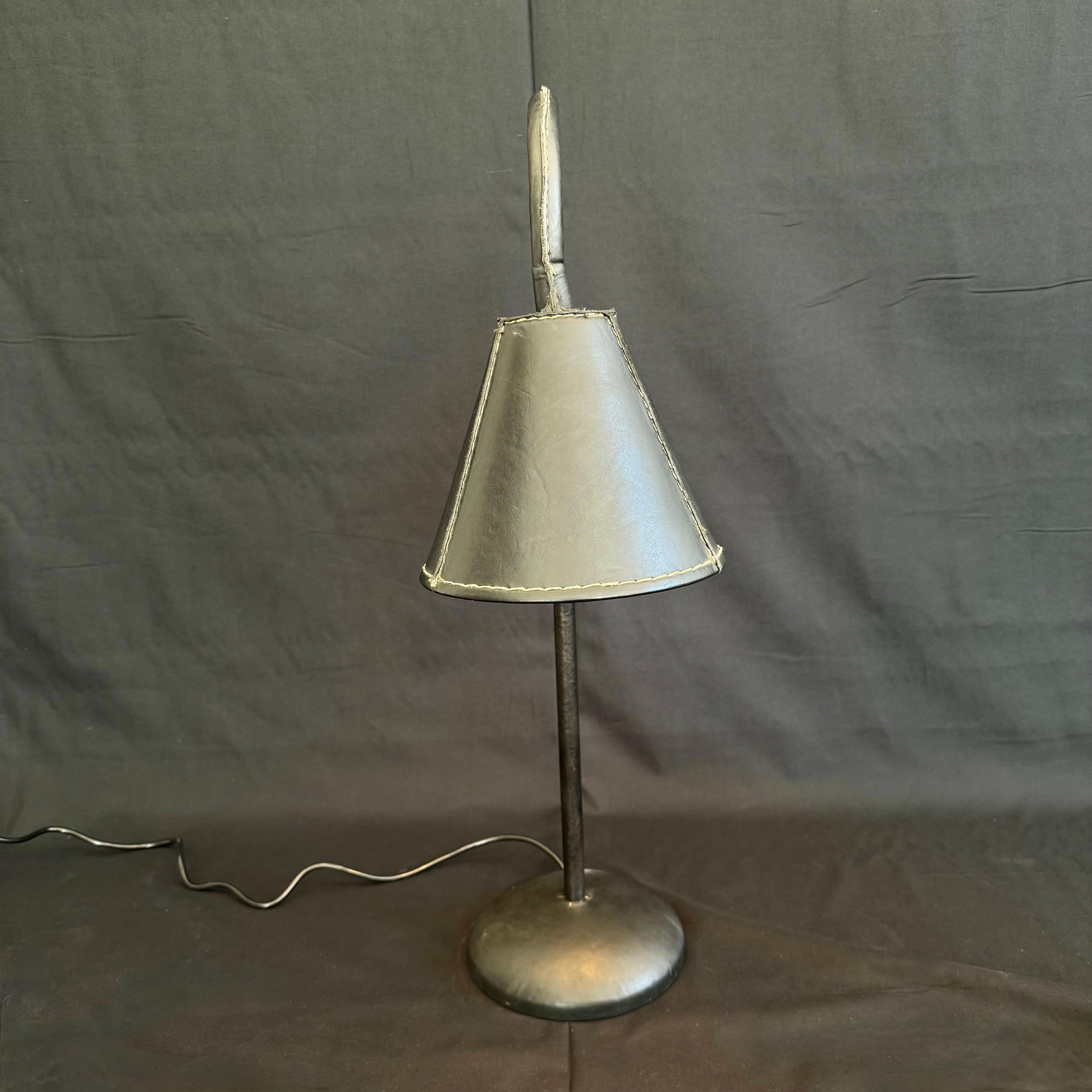 Espagnol Lampe de table en cuir noir dans le style de Jacques Adnet, 1970 Espagne en vente