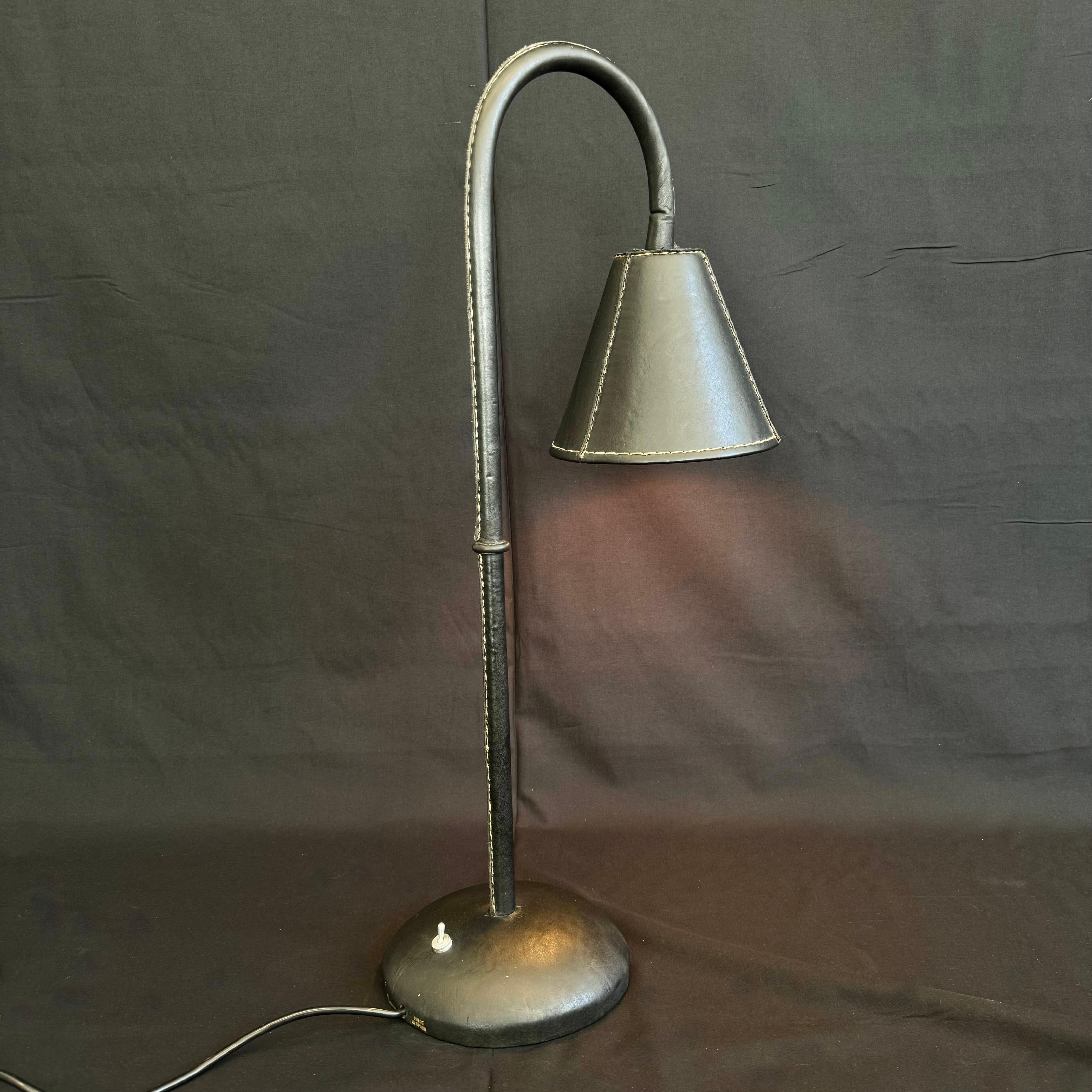 Tischlampe aus schwarzem Leder im Stil von Jacques Adnet, Spanien, 1970er Jahre (Metall) im Angebot